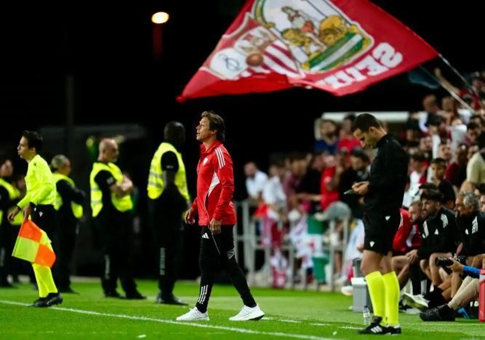 Almeyda, dirigiendo su primer partido con el Sevilla.