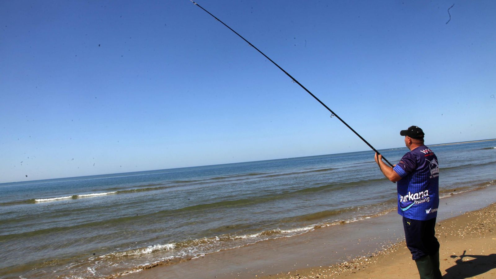 Antonio Eslava pescando en la playa de El Portil, esta misma semana