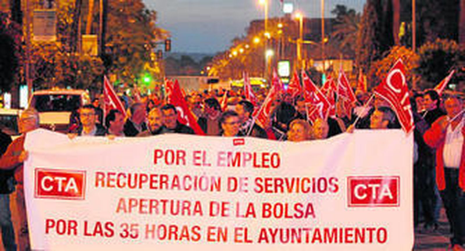 Encabezado de la manifestación en el Paseo de la Victoria.