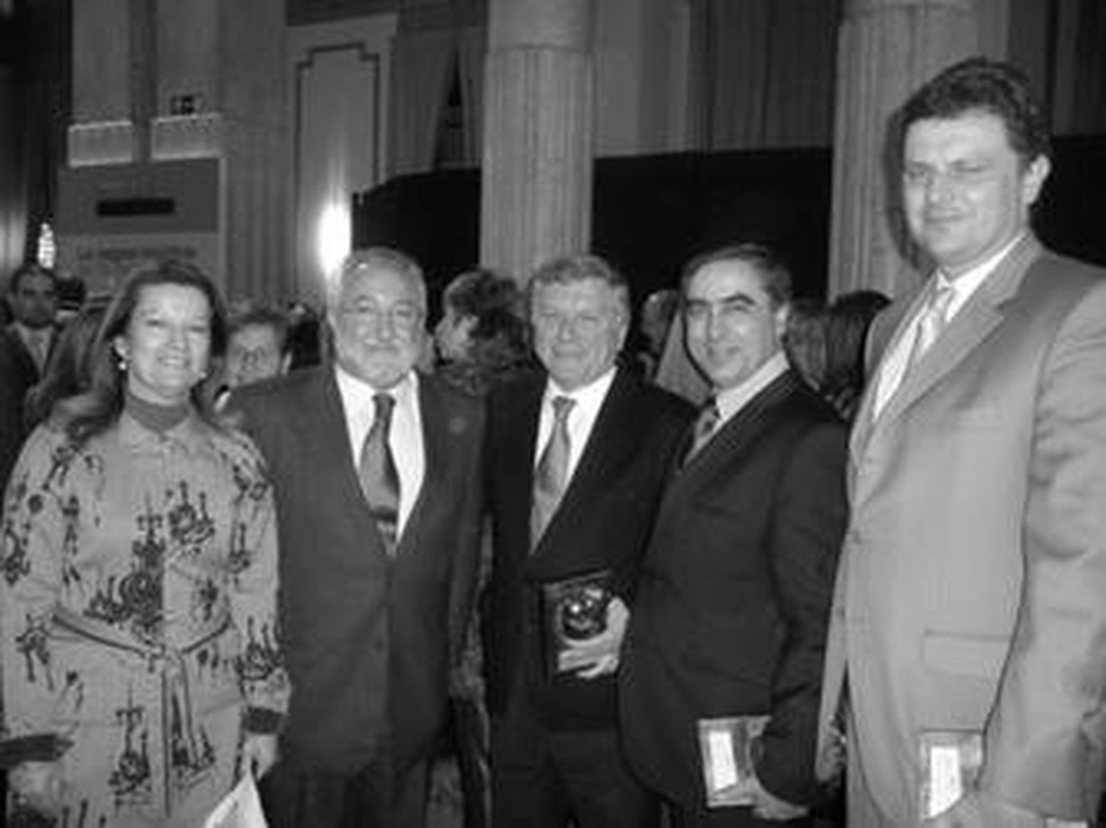 El ministro de Sanidad, Bernat Soria, junto al presidente de Gicofa, Juan Crespo, en el centro de la imagen.