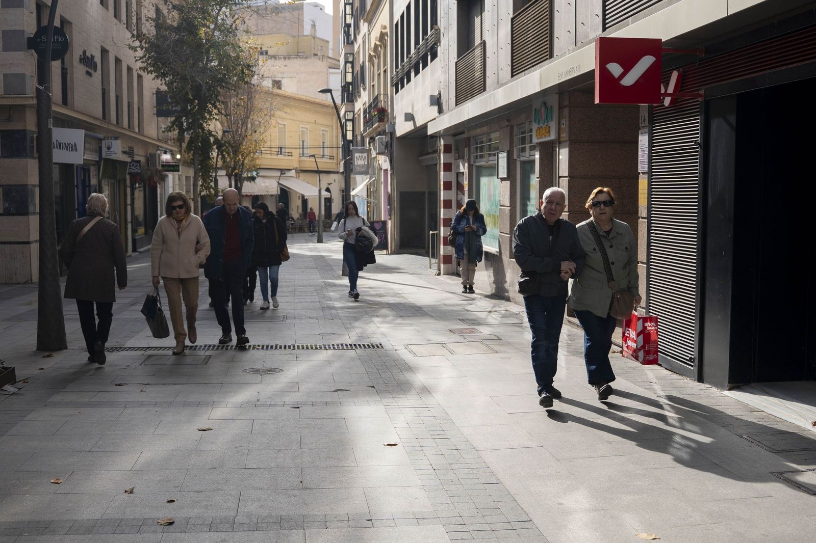 El comienzo de la campaña de rebajas en Almería, en imágenes