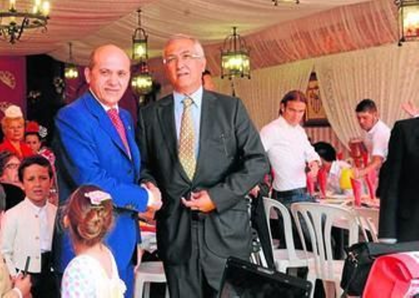 José María del Nido estrecha la mano de su actual entrenador, Gregorio Manzano.