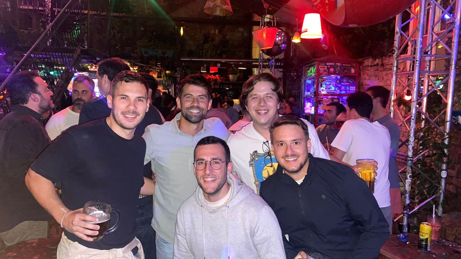 Daniel Bellido y sus amigos, junto a Coke Andújar en un local de Budapest.