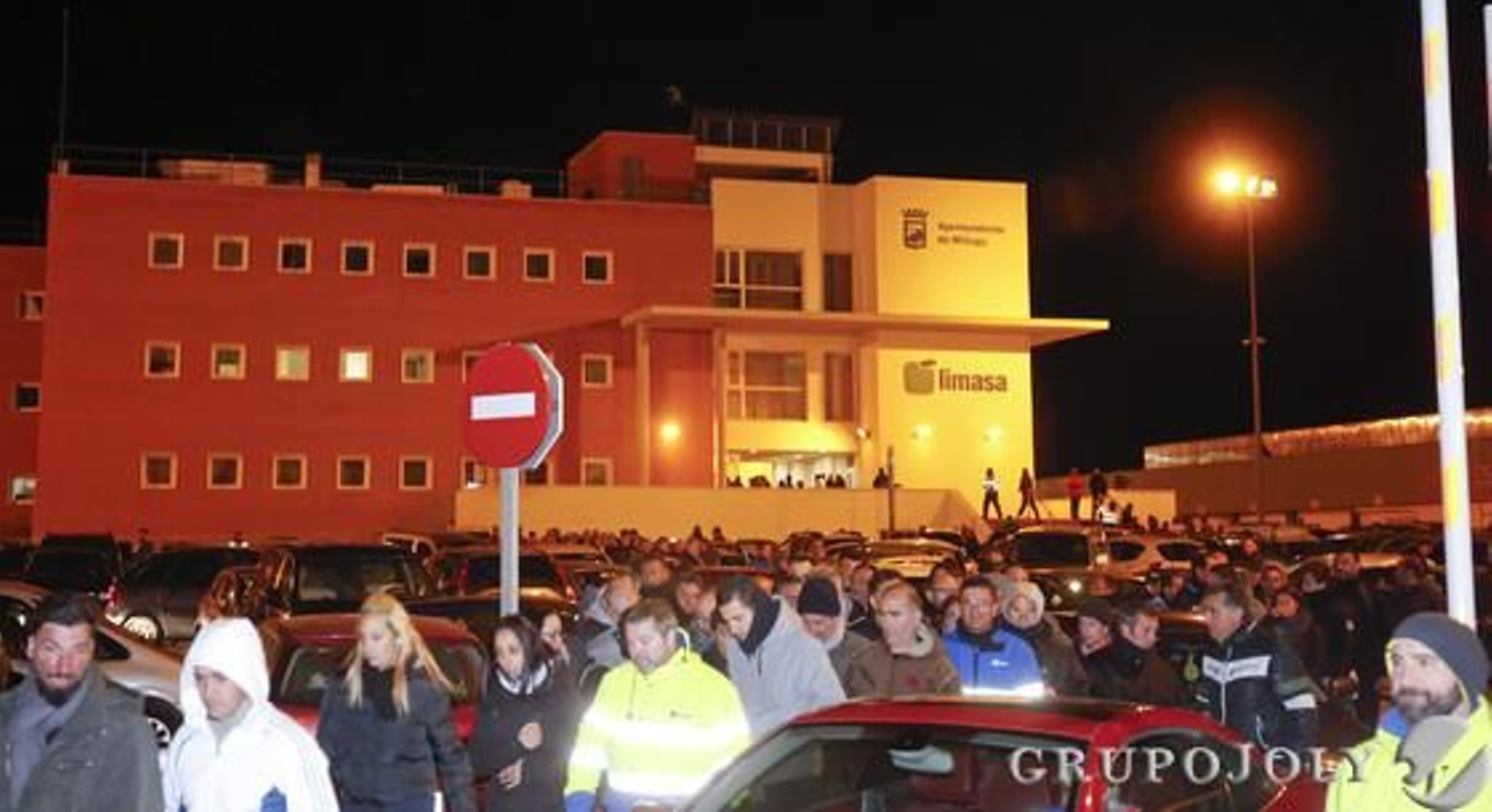 Los empleados de Limasa al término de la asamblea del pasado lunes.

Foto: Javier Albiñana
