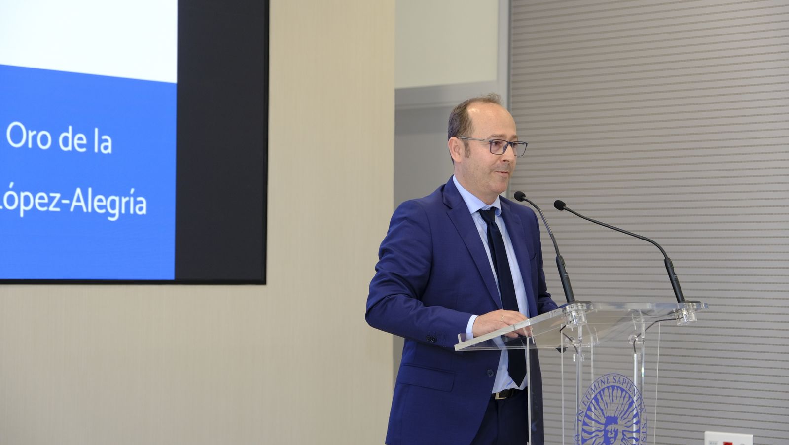 Imágenes de la imposición de la Medalla de Oro de la Universidad de Almería, al astronauta Miguel López Alegría