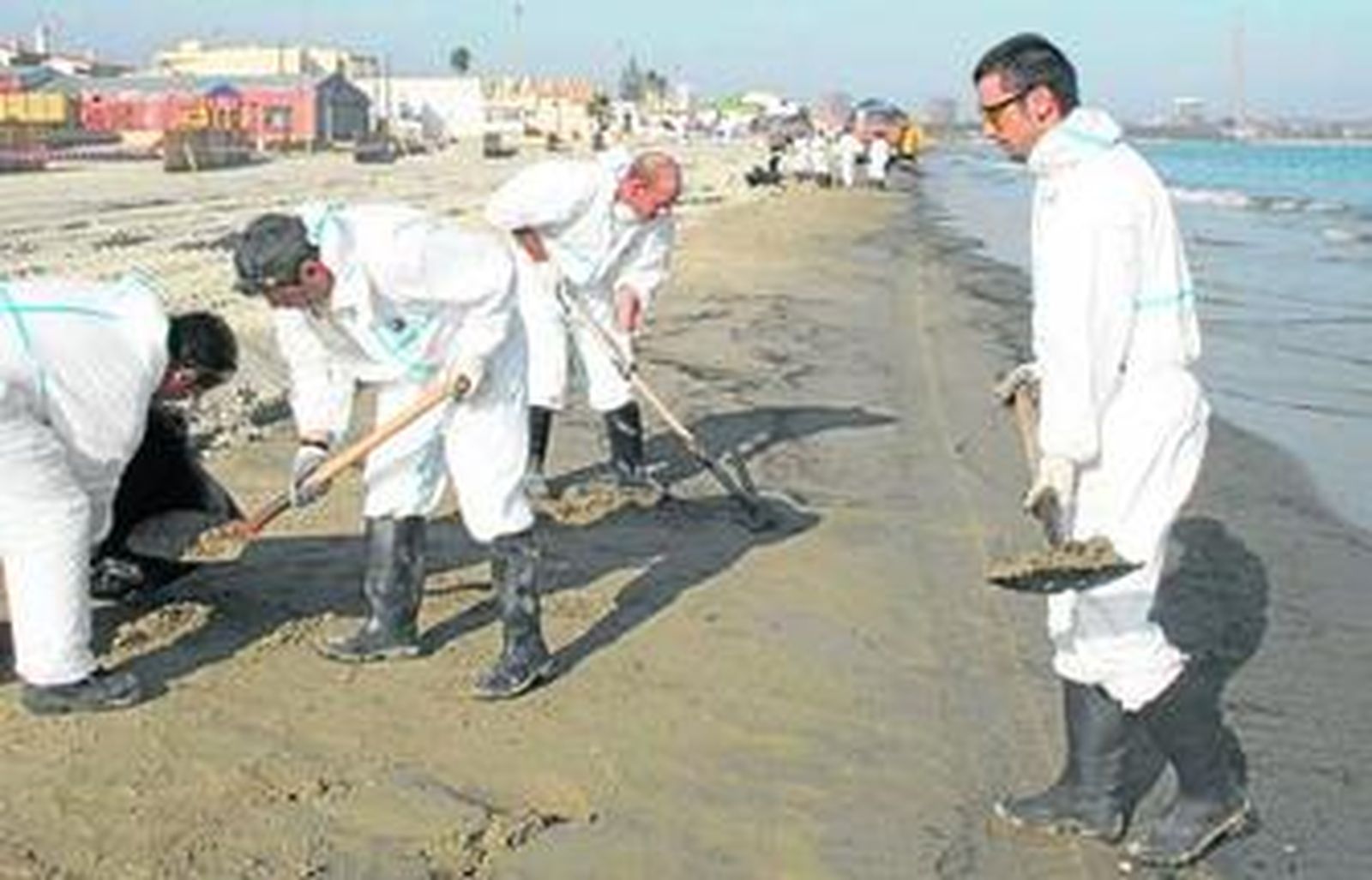 Brigadas de operarios seguían ayer retirando fuel de la playa algecireña del Rinconcillo.