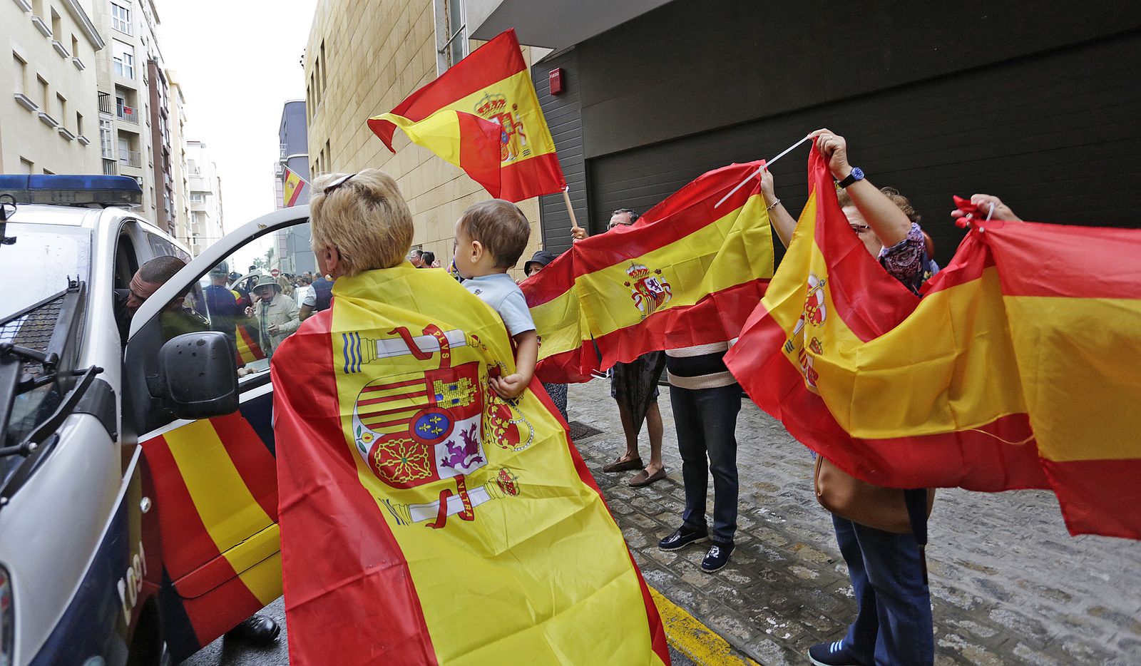 Despedida a los agentes de la Policía Nacional que se suman al dispositivo del 1-O