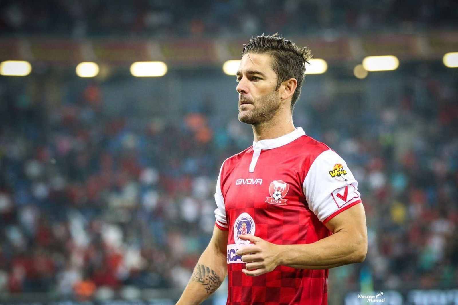 Abraham Paz desarrolló el final de su carrera en Israel. En la imagen, defendiendo la camiseta del Bnei Sakhnin.