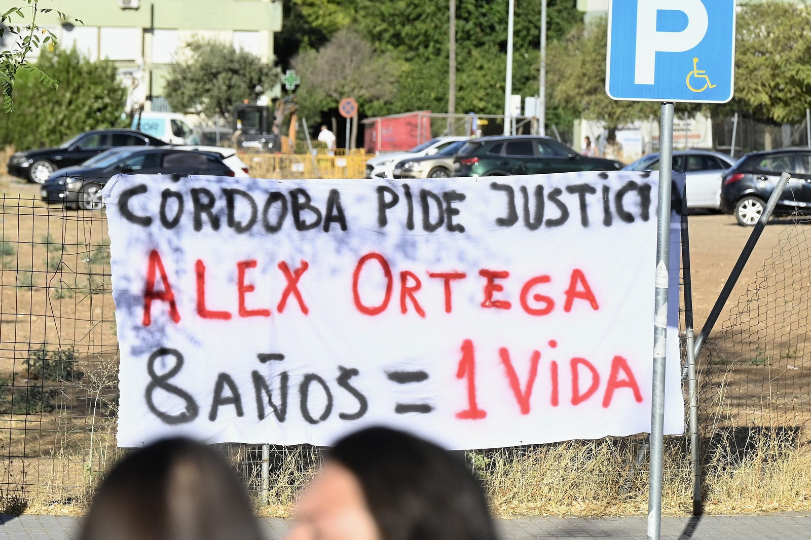 La concentración en apoyo a la familia de Alex en la Ciudad de la Justicia, en imágenes