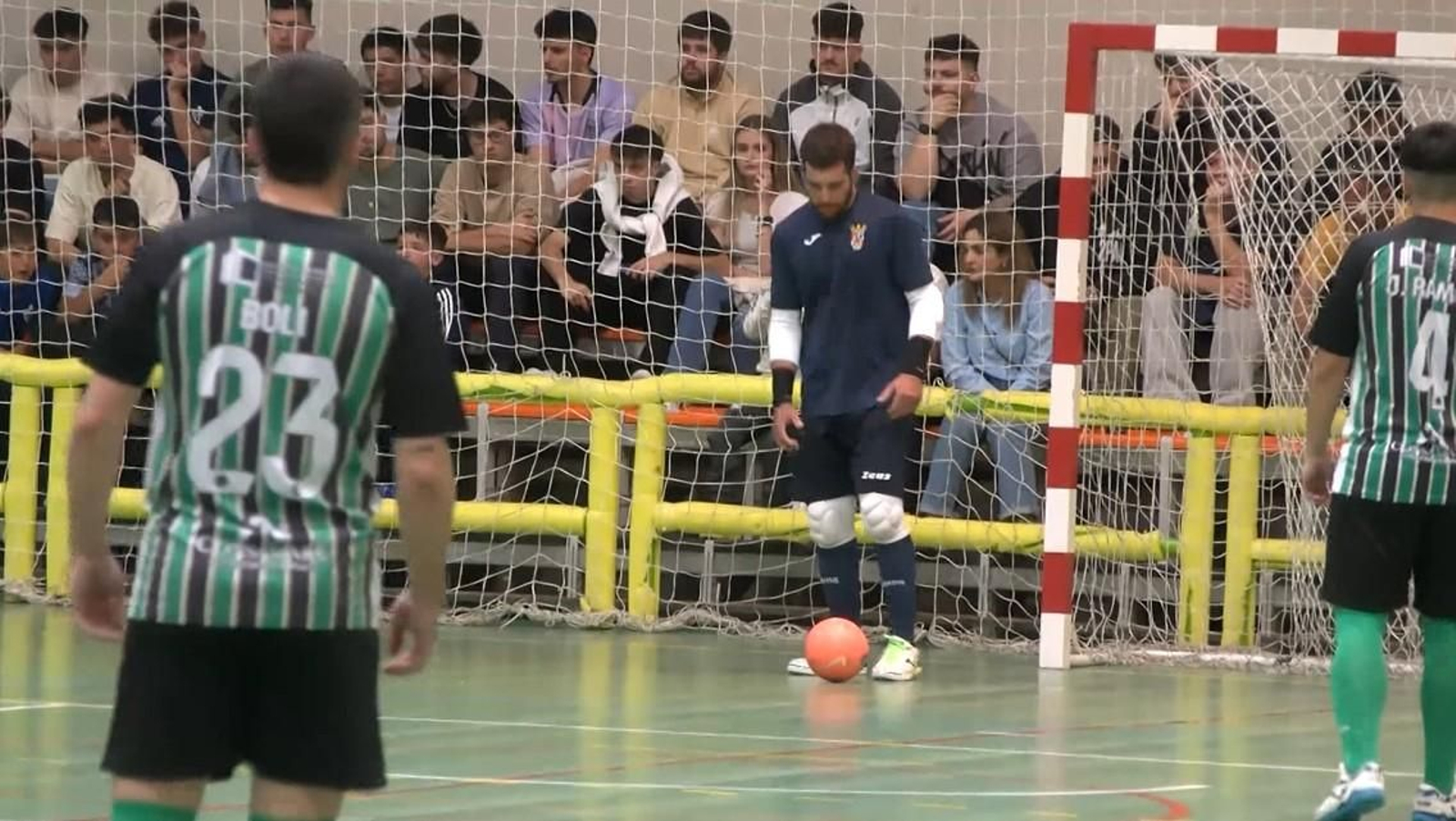 Partido de futbol sala en la Sala de barrio Río San Pedro