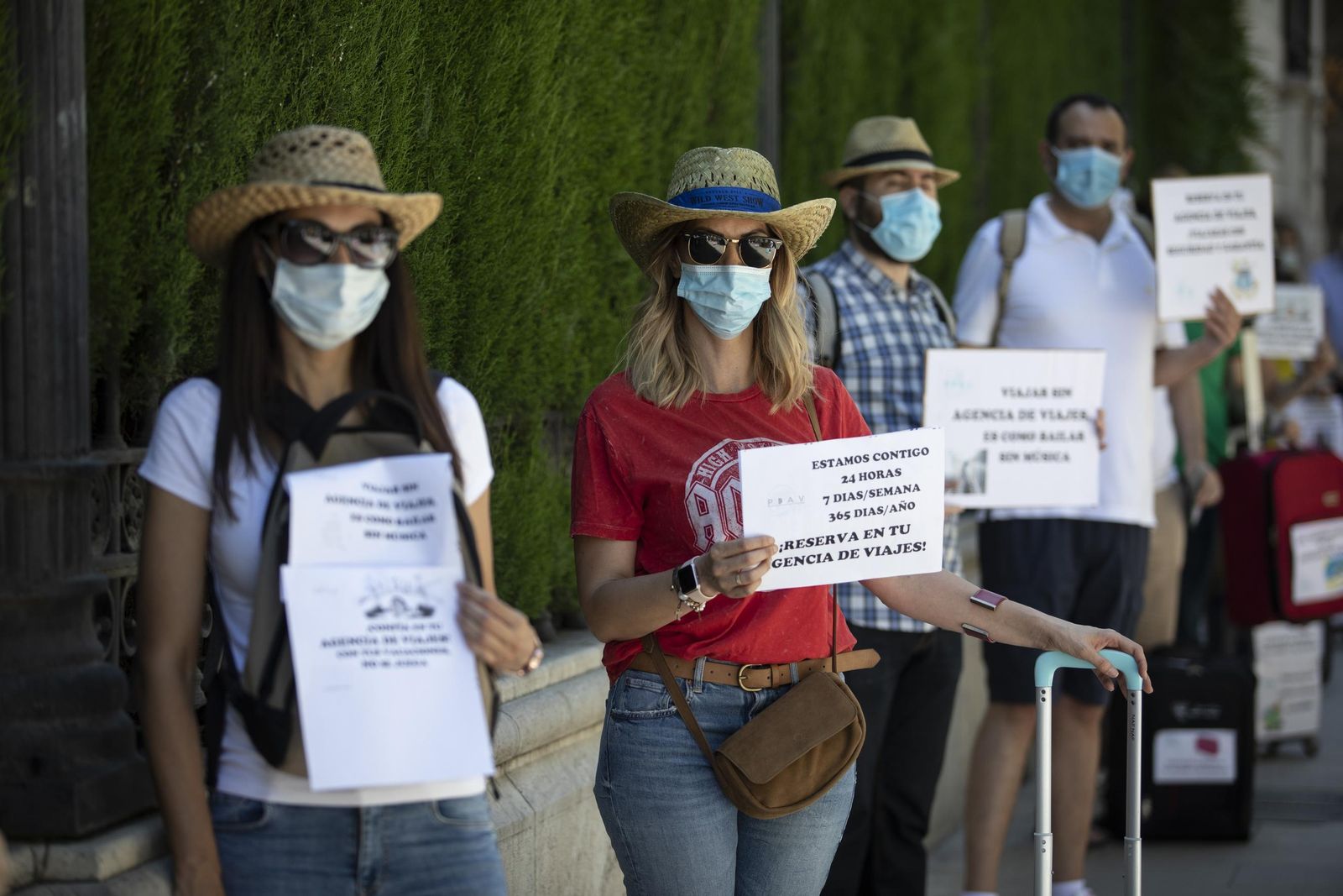 Concentración de protesta de las agencias de viajes en Granada