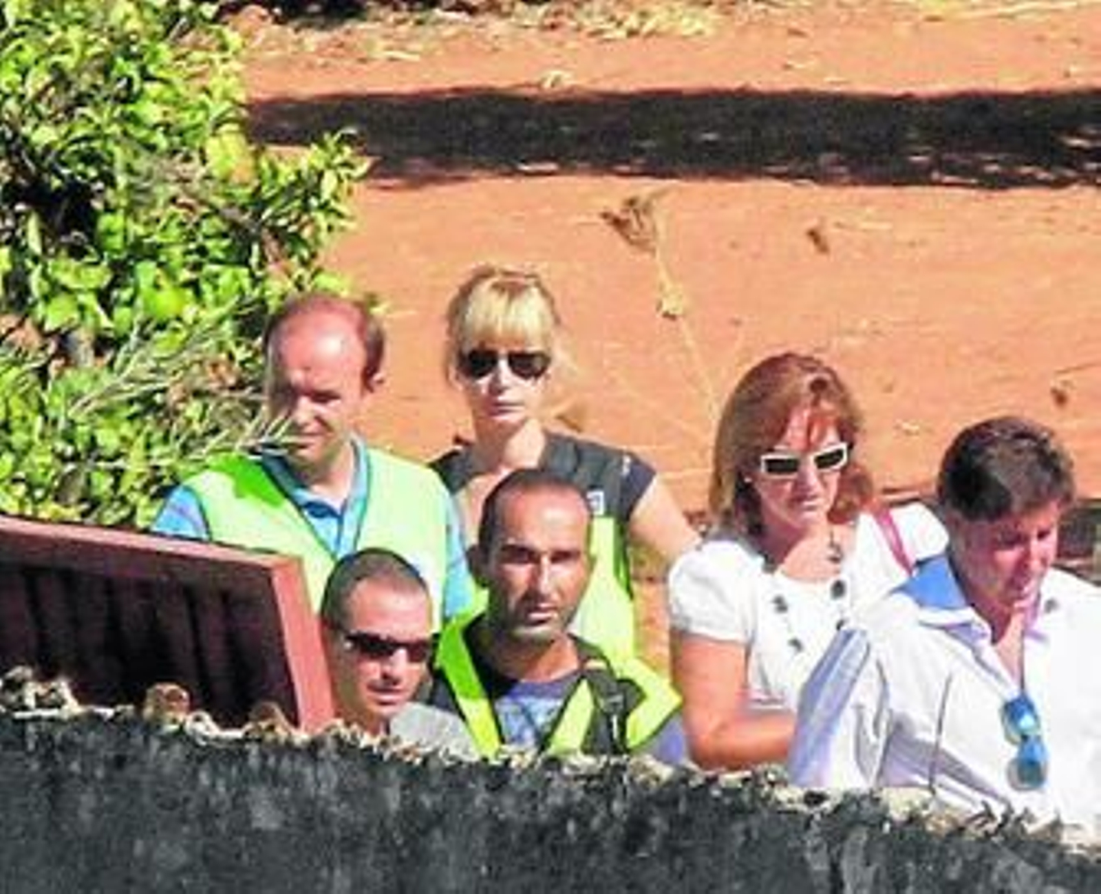 José Bretón, ayer en la finca, con su abogado y la comisión judicial.