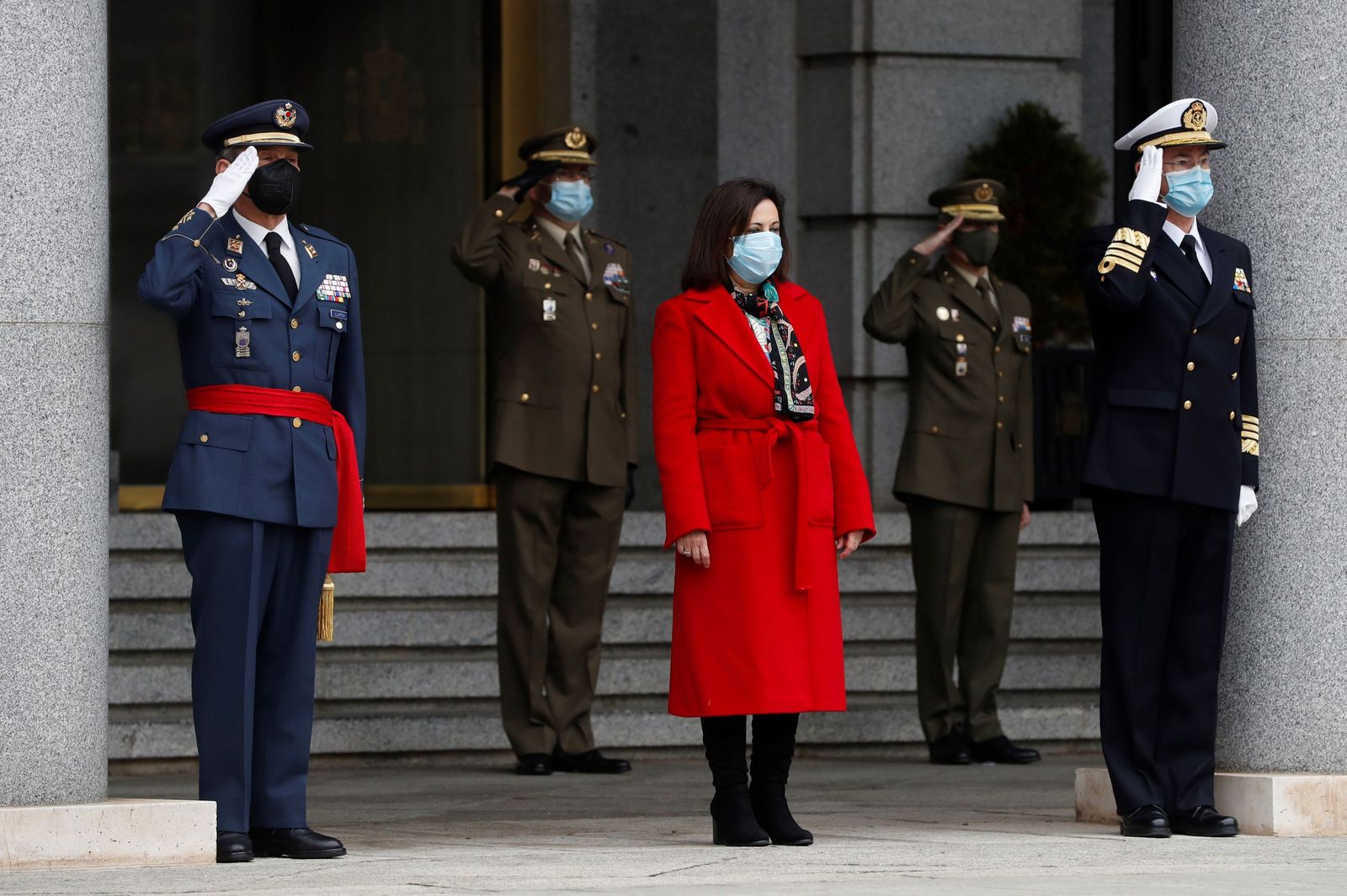 La ministra de Defensa guardó un minuto de silencio en recuerdo de Juan del Río junto a los militares de la Plana Mayor.