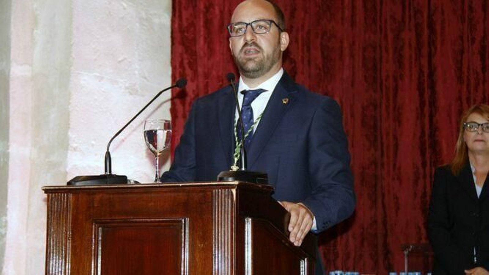 El alcalde, Germán Beardo, con su medalla el día de su toma de posesión.