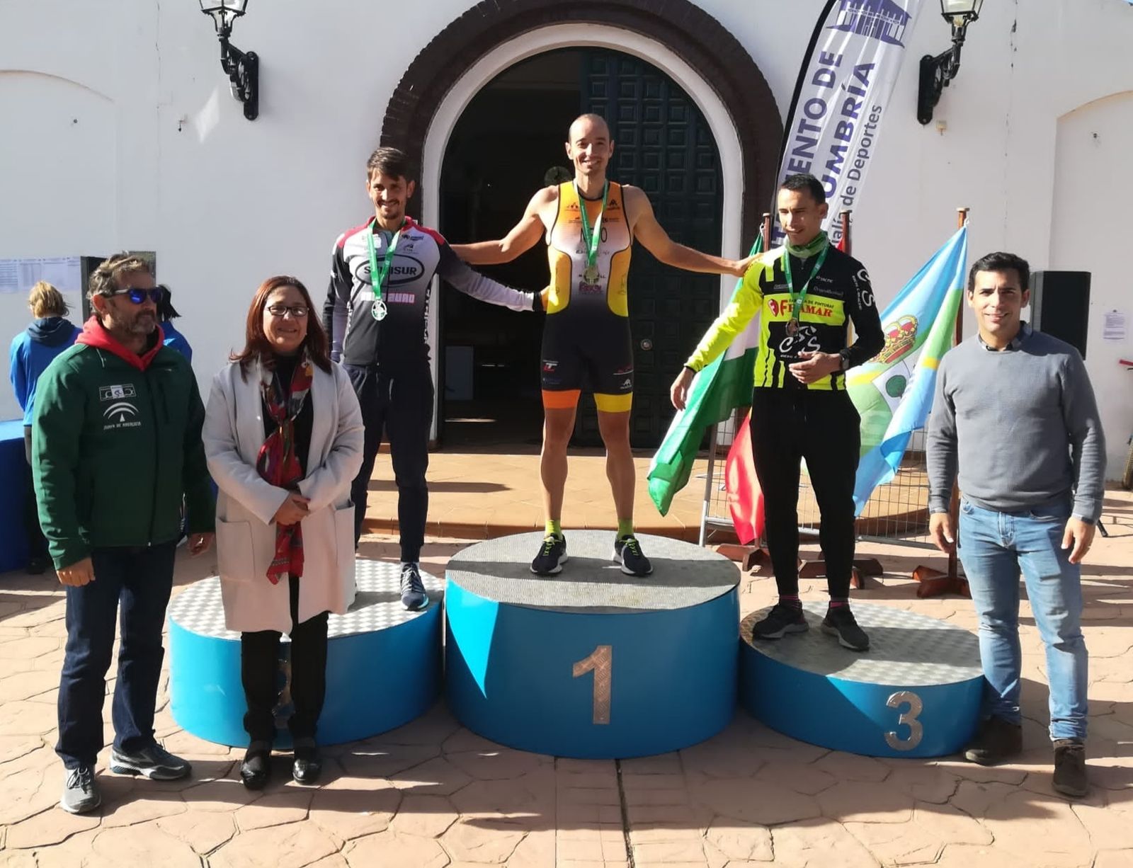 Juan Carlos Nieto, en lo más alto del podio de la prueba celebrada en El Portil (Punta Umbría).