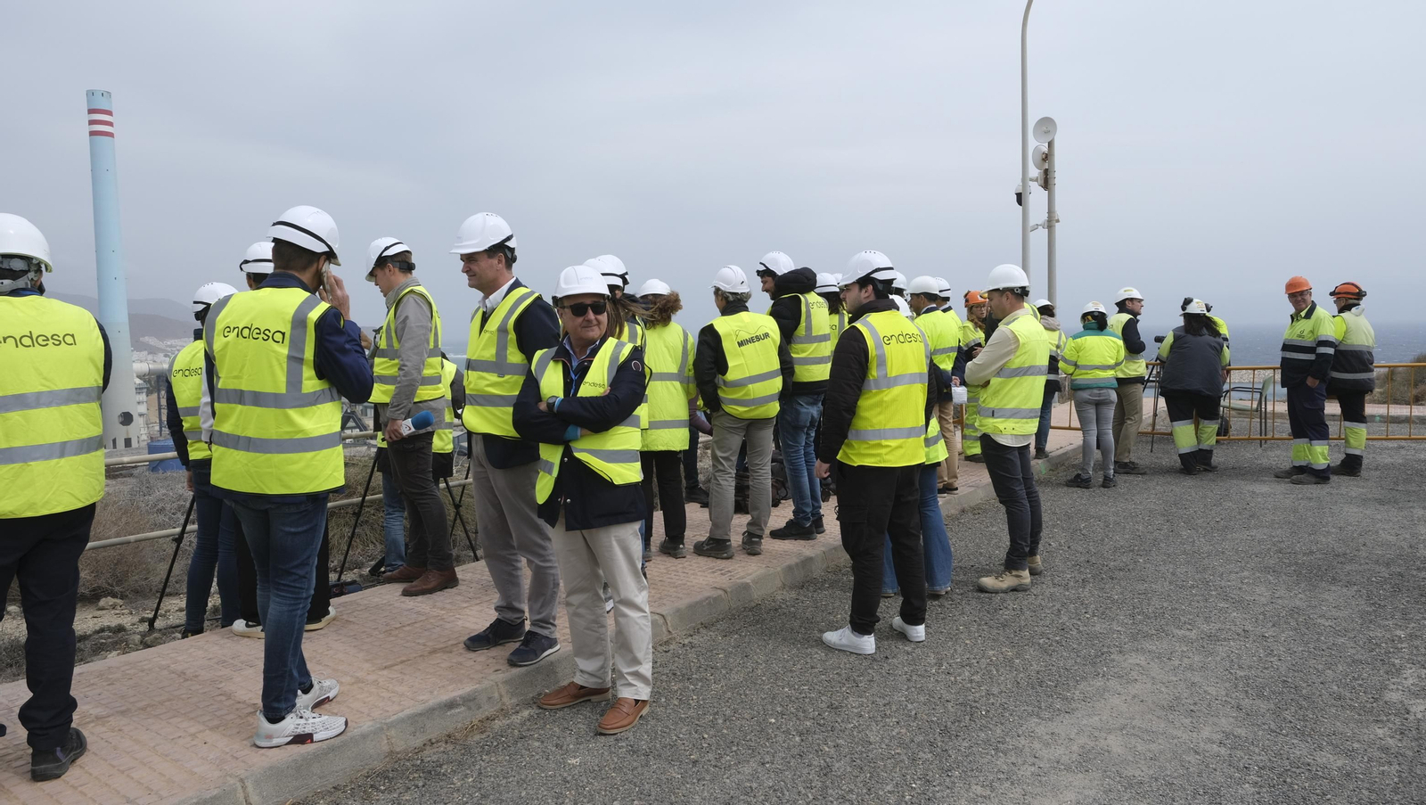 El derribo de la Torre Litoral de Endesa en Carboneras, en imágenes