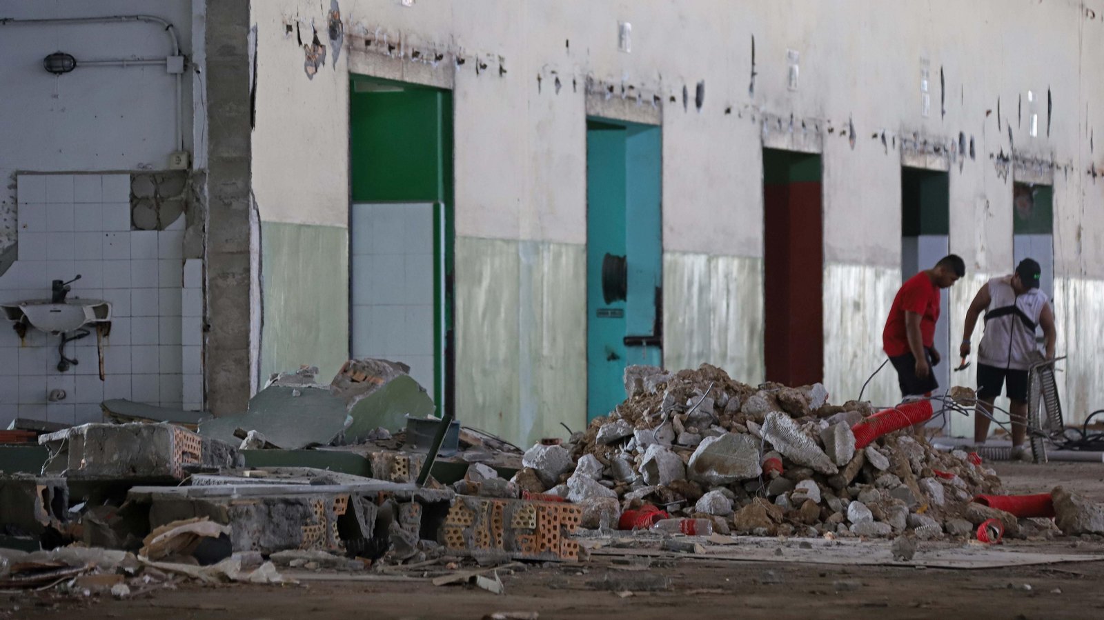Inicio del derribo de la lonja de Algeciras