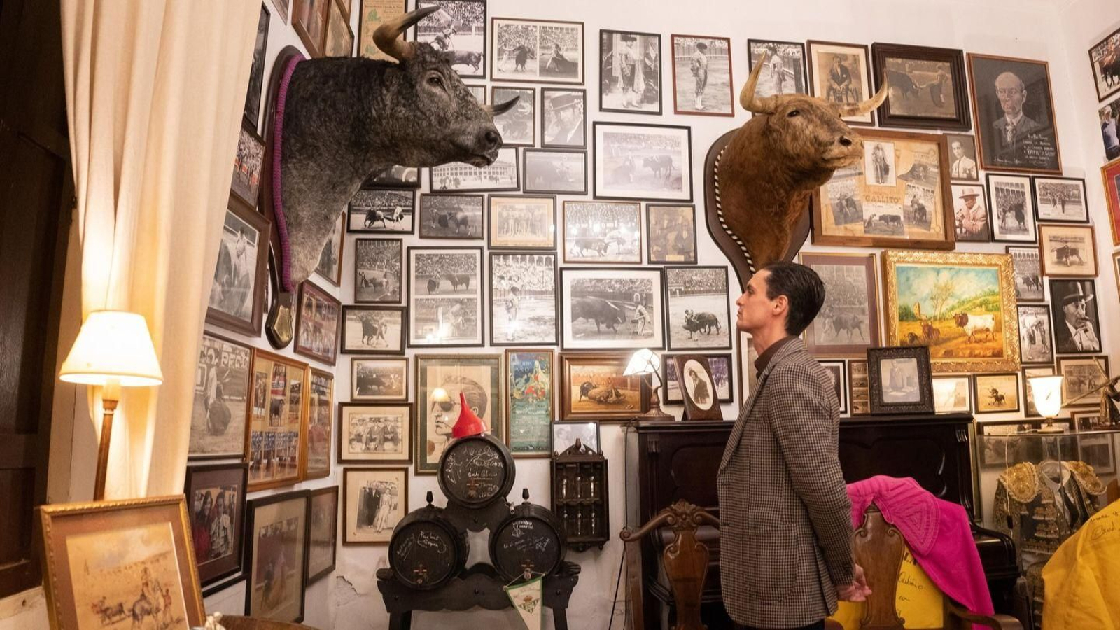 David Galván ante la cabeza disecada de 'Bohonero', de Victorino Martín.