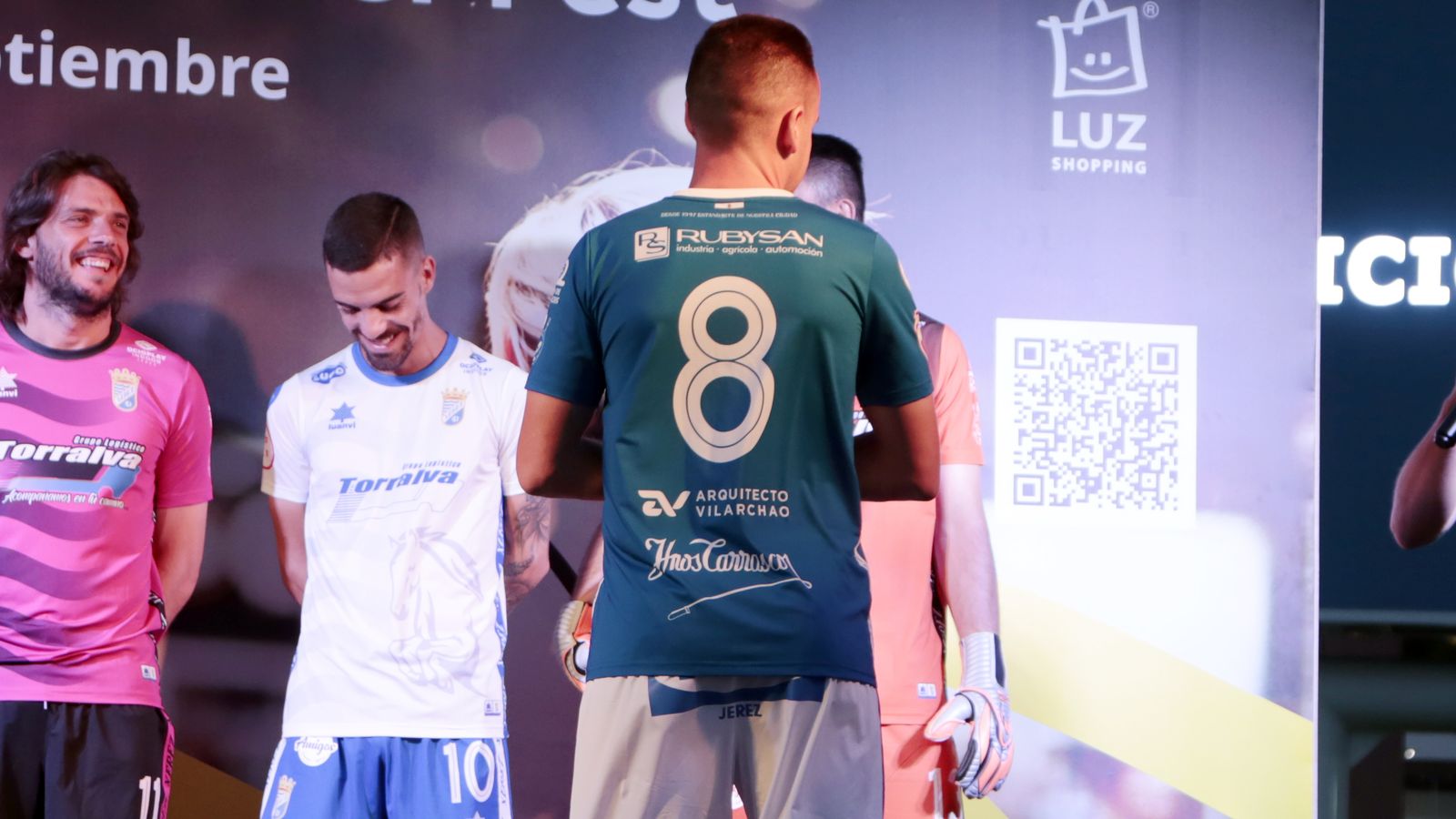 Imágenes de la presentación de las nuevas camisetas del Xerez CD en Luz Shopping