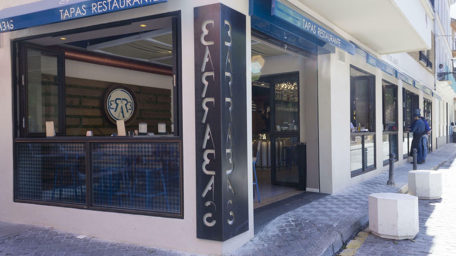 Fachada de Barrabás, en la esquina de la Plaza del Museo.