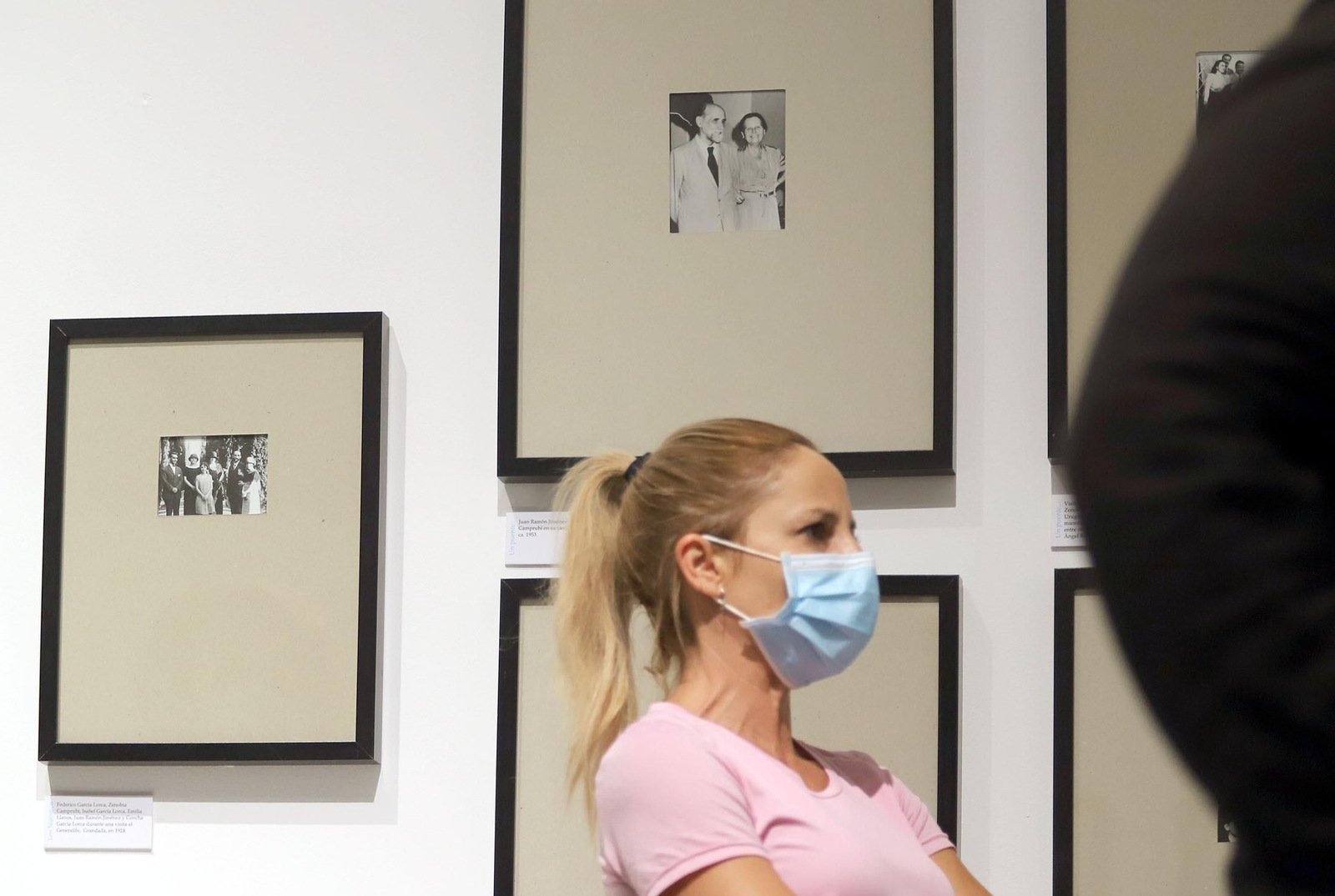 Las imágenes de la inauguración de la exposición 'Los Nuestros. Un puente de palabras'en el Comercial