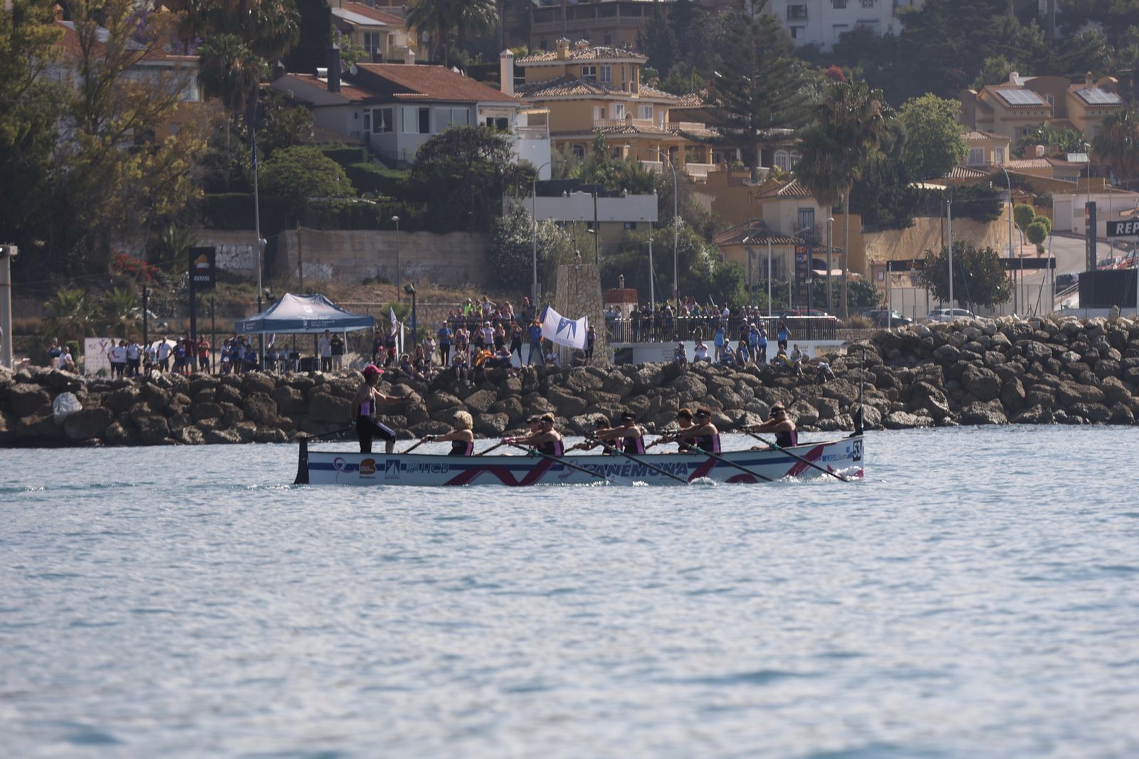 Más de 100 mujeres supervivientes de cáncer participan este sábado en una Regata Nacional en Málaga
