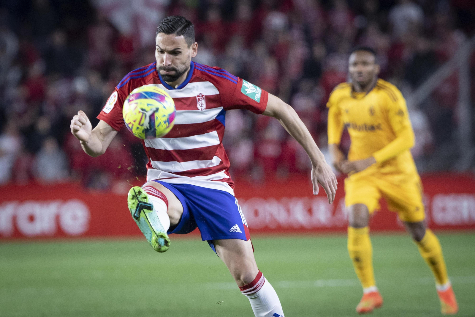 Antonio Puertas trata de controlar el balón en el partido ante la Ponferradina.