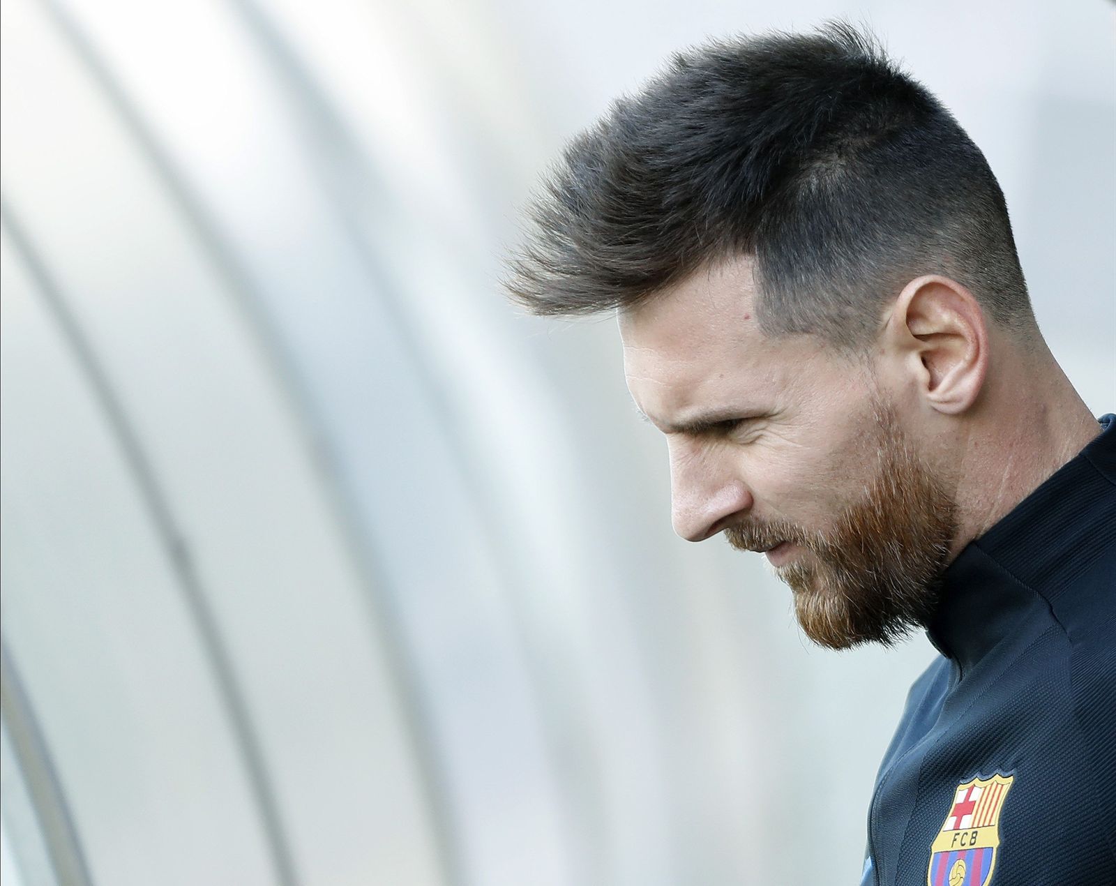 Lionel Messi sale al entrenamiento barcelonista con un rostro serio y pensativo.