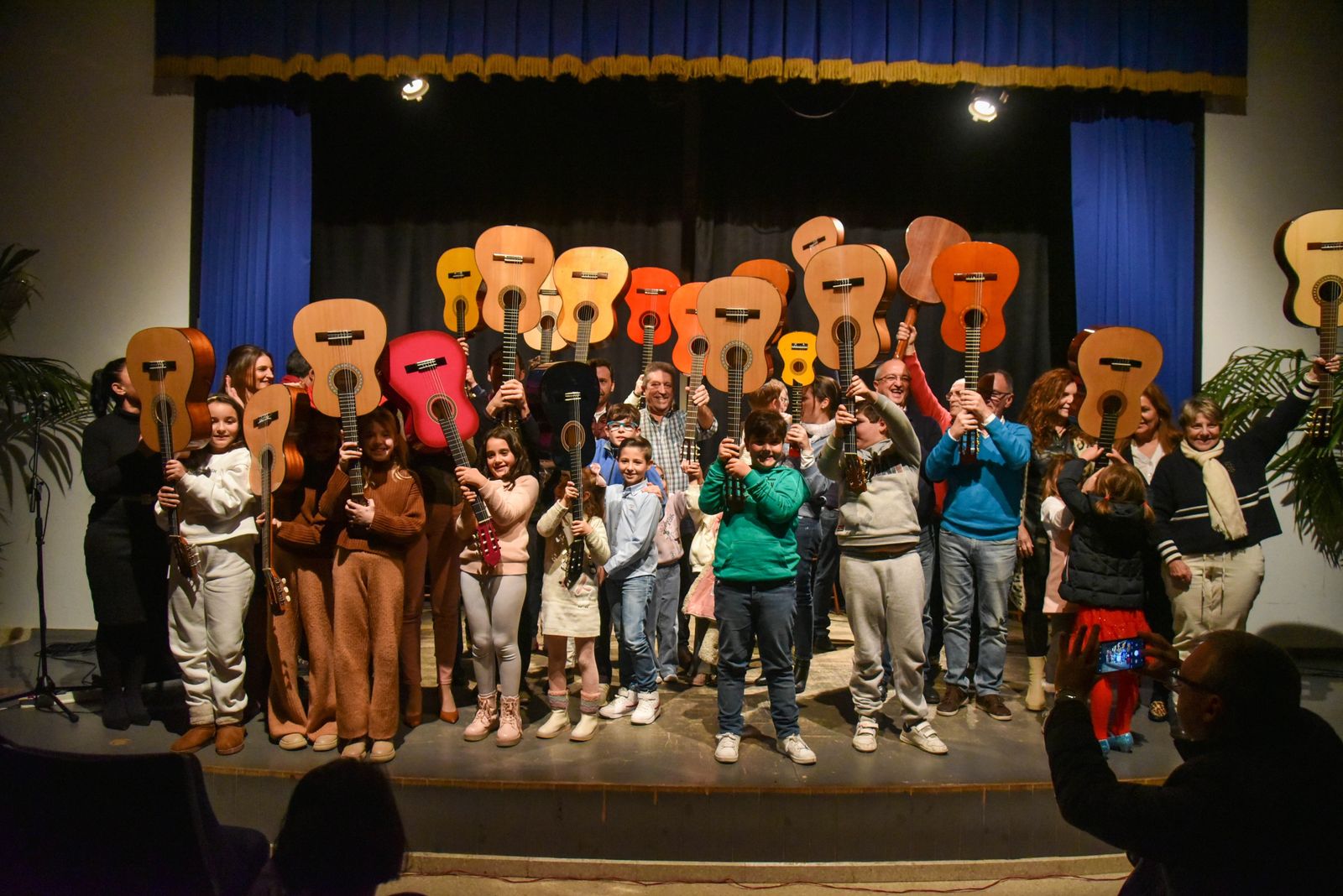 Los estudiantes de guitarra de la Sánchez-Verdú, con las guitarras hacia el cielo.