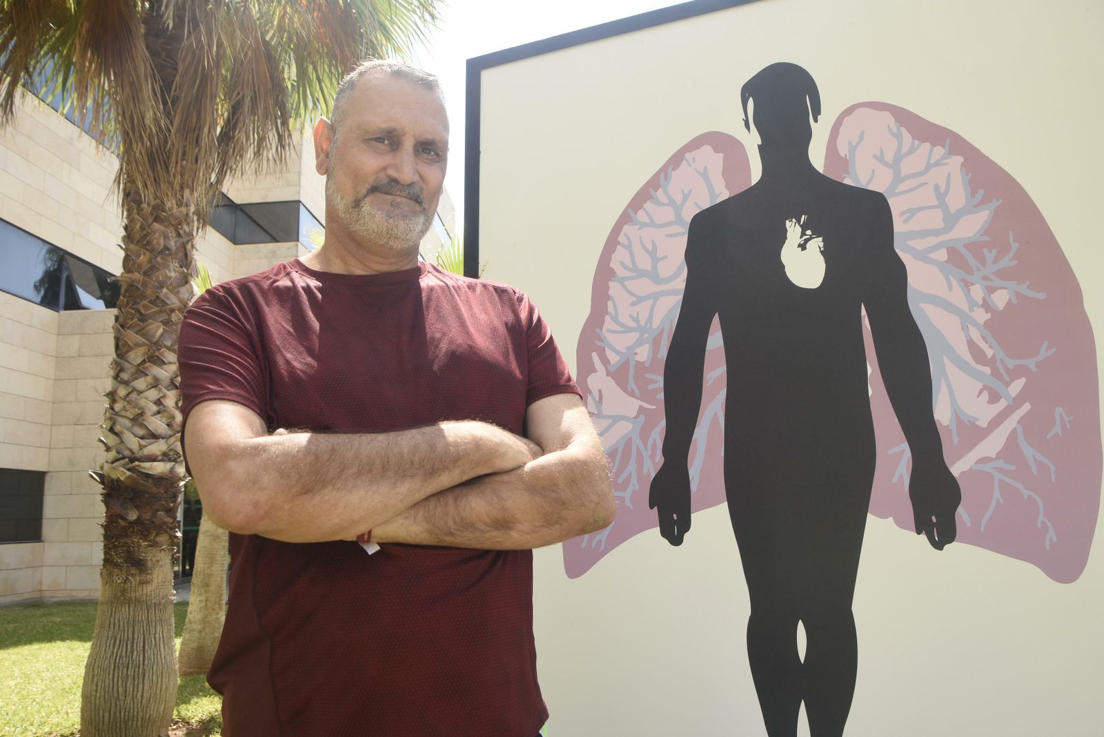 Miguel Ángel Aguilera posa delante de uno de los paneles de la exposición sobre donación de órganos.