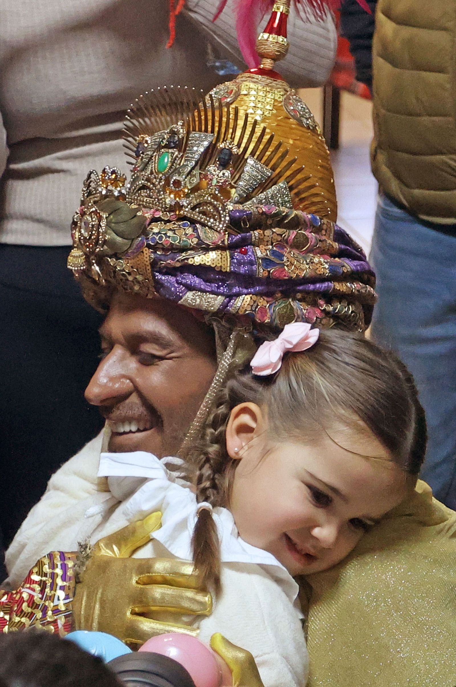 Reyes Magos de Huelva 2025: Imágenes de la visita a la Residencia María Nazaret