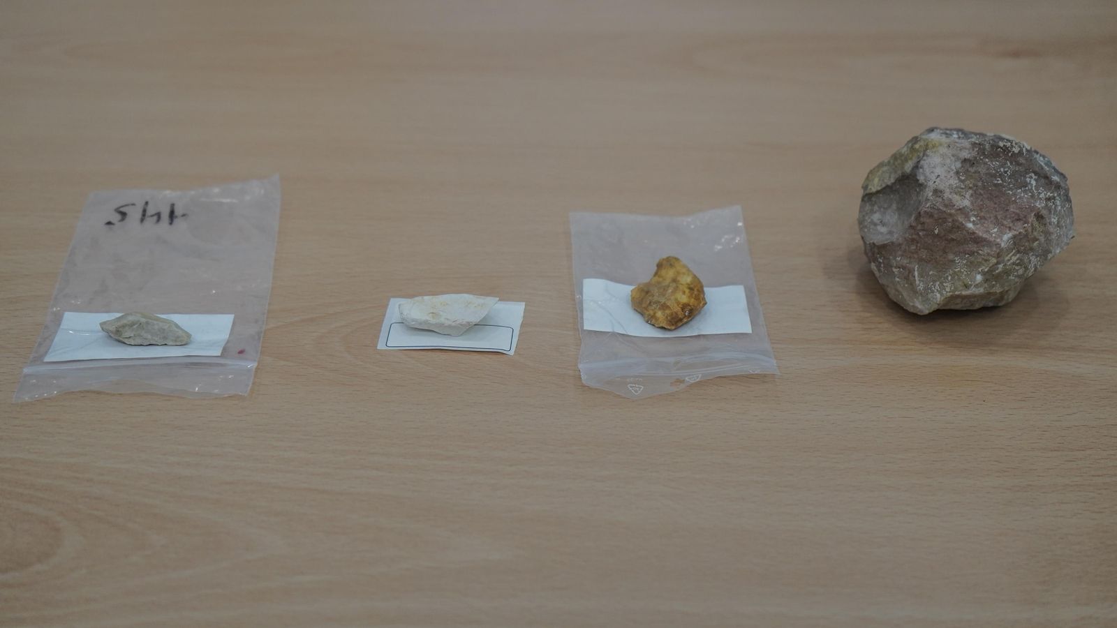 Utensilios y piedra esferoide tallada descubiertas en Orce