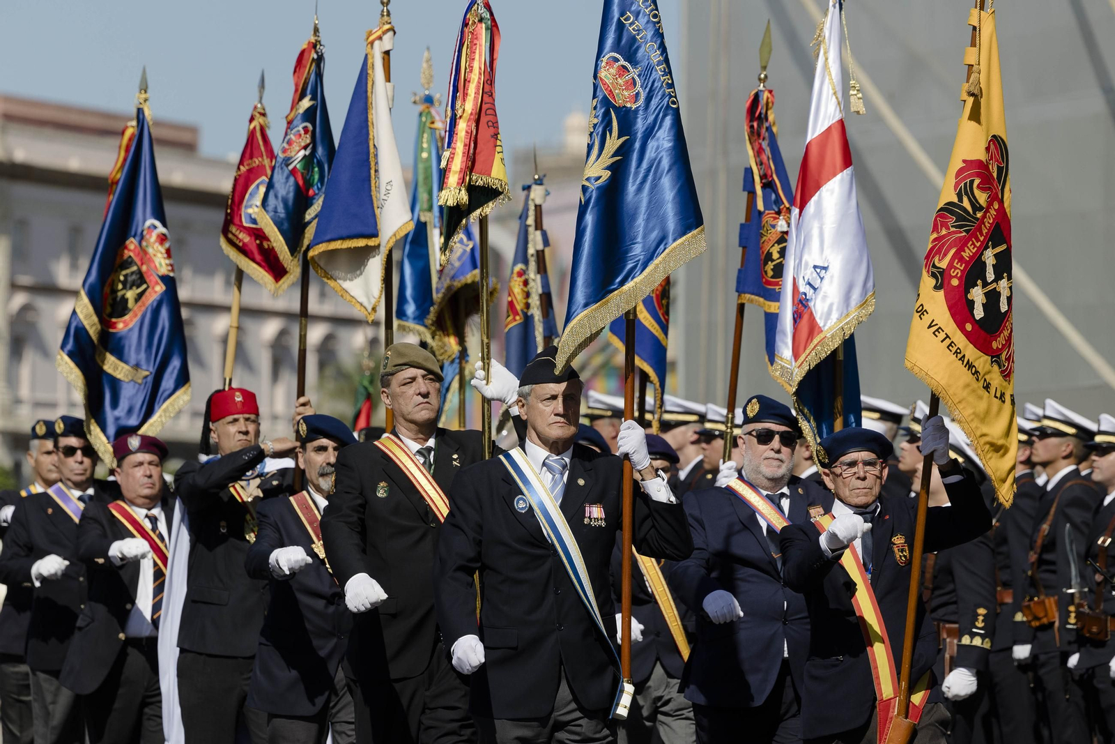 Las imágenes del día del veterano de las Fuerzas Armadas y Guardia Civil en Cádiz.