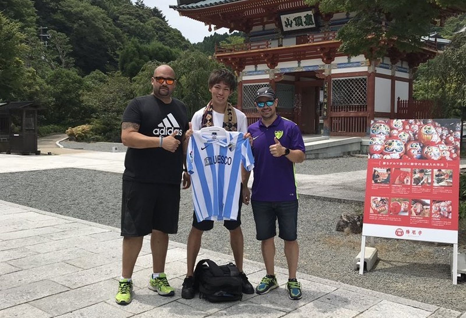 Yuki Ikeda, con dos malaguistas que le visitaron en Japón.