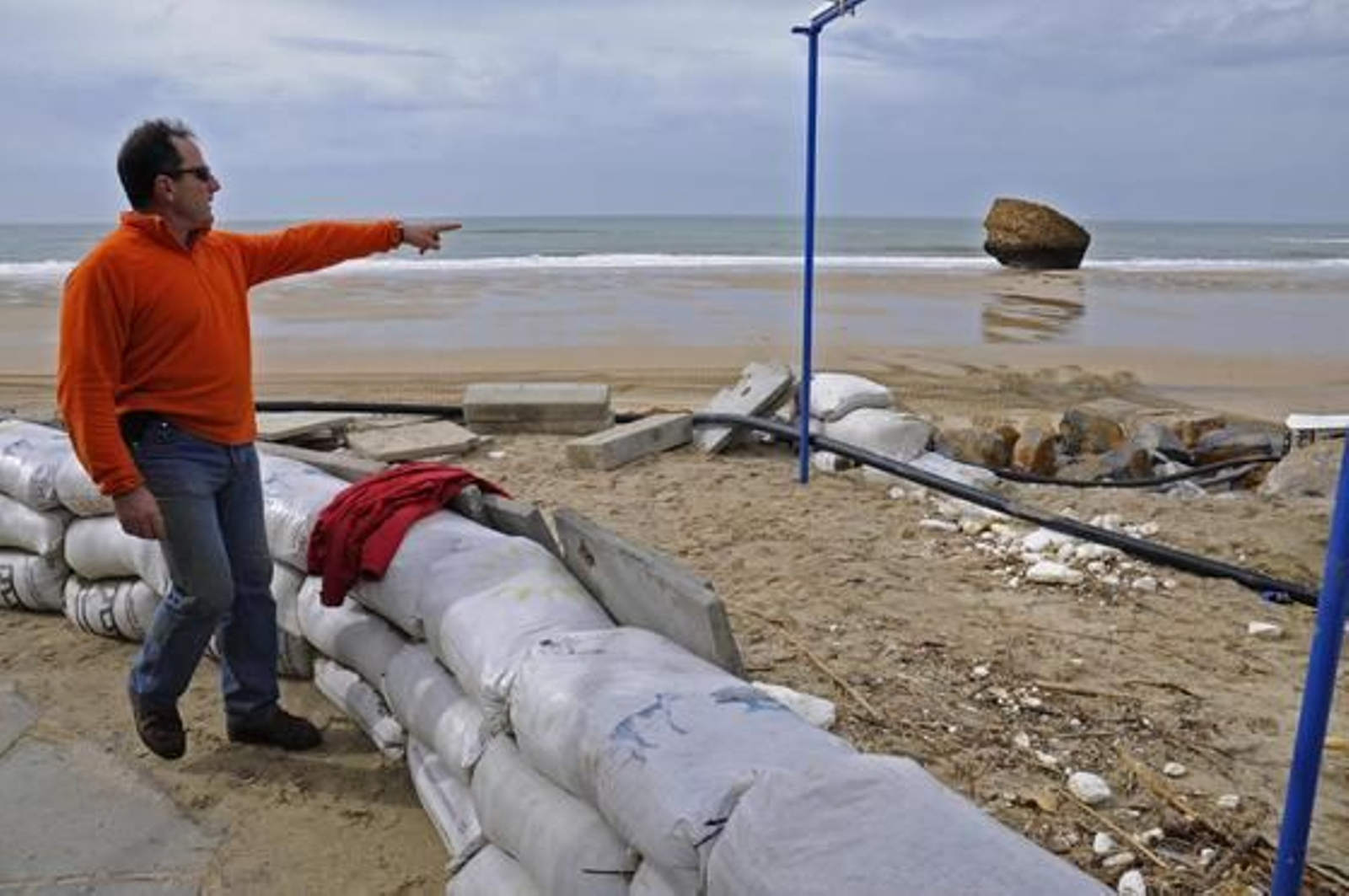El propietario del popular chiringuito Las Tres Calaveras, Francisco José Romero, ha invertido ya 6.000 euros para frenar el avance de las olas.

Foto: Juan Carlos Vázquez
