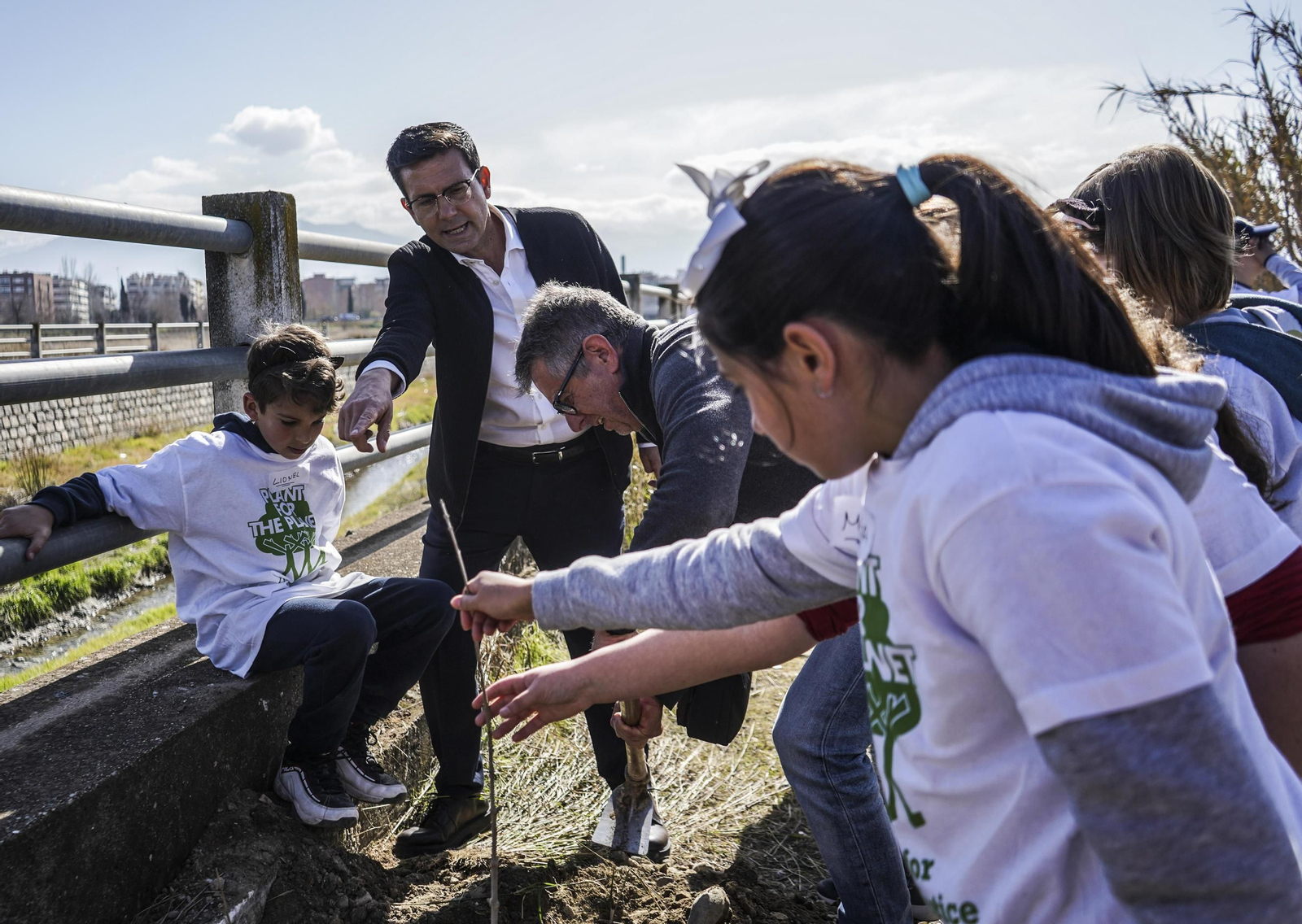 El alcalde de Granada, Paco Cuenca, habla con los niños encargados de plantar los árboles en la ribera del río Monachil
