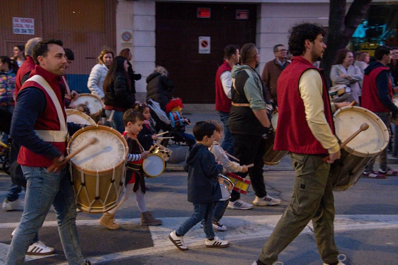 La tamborada de la Centuria Romana Munda en Montilla, en imágenes