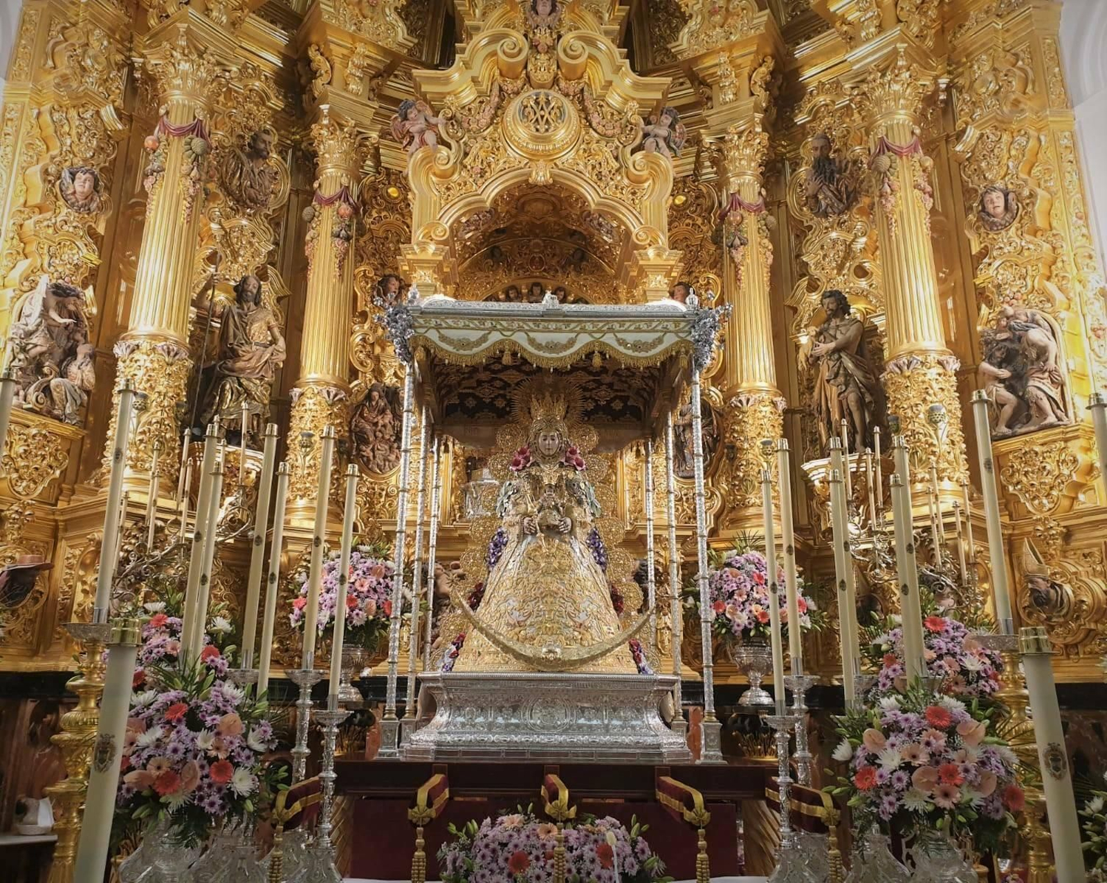 La Virgen del Rocío entronizada en su paso procesional con las nuevas bambalinas.