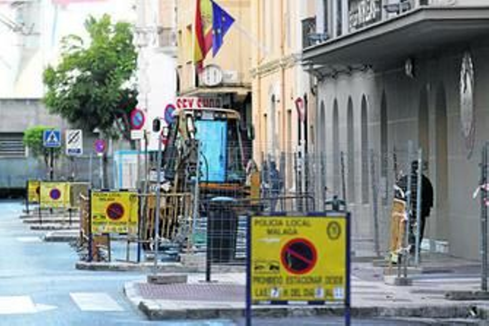 La calle Tomás Heredia con las señales de la Policía Local en las que se prohíbe aparcar.