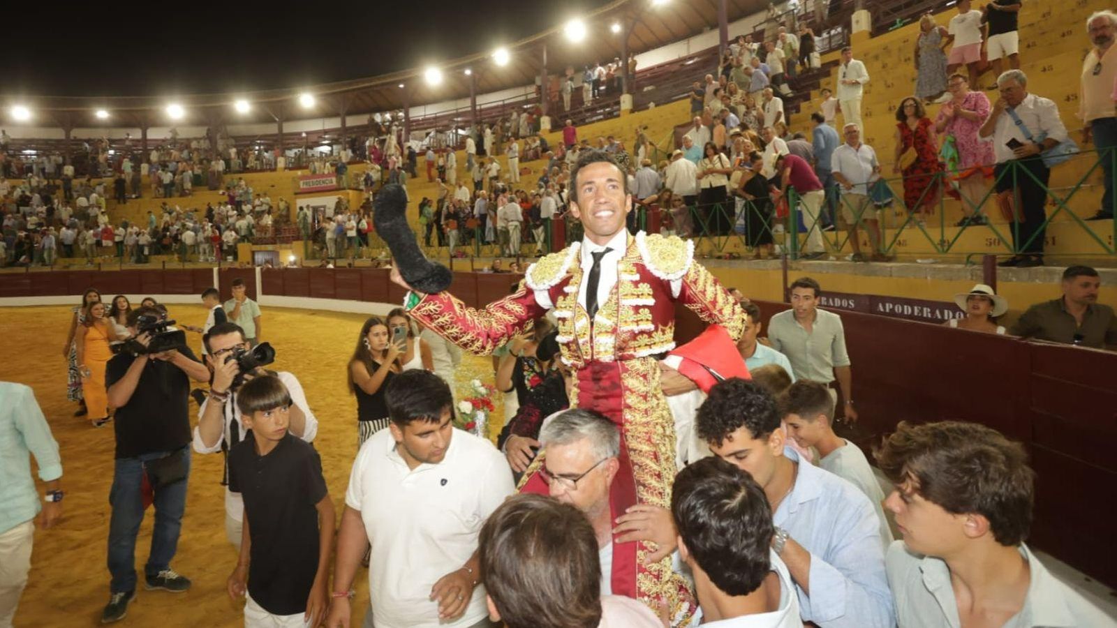 David de Miranda sale a hombros de la plaza de toros del Arenal tras cortar cuatro orejas y armar un lío. David de Miranda sale a hombros de la plaza de toros del Arenal tras cortar cuatro orejas y armar un lío.