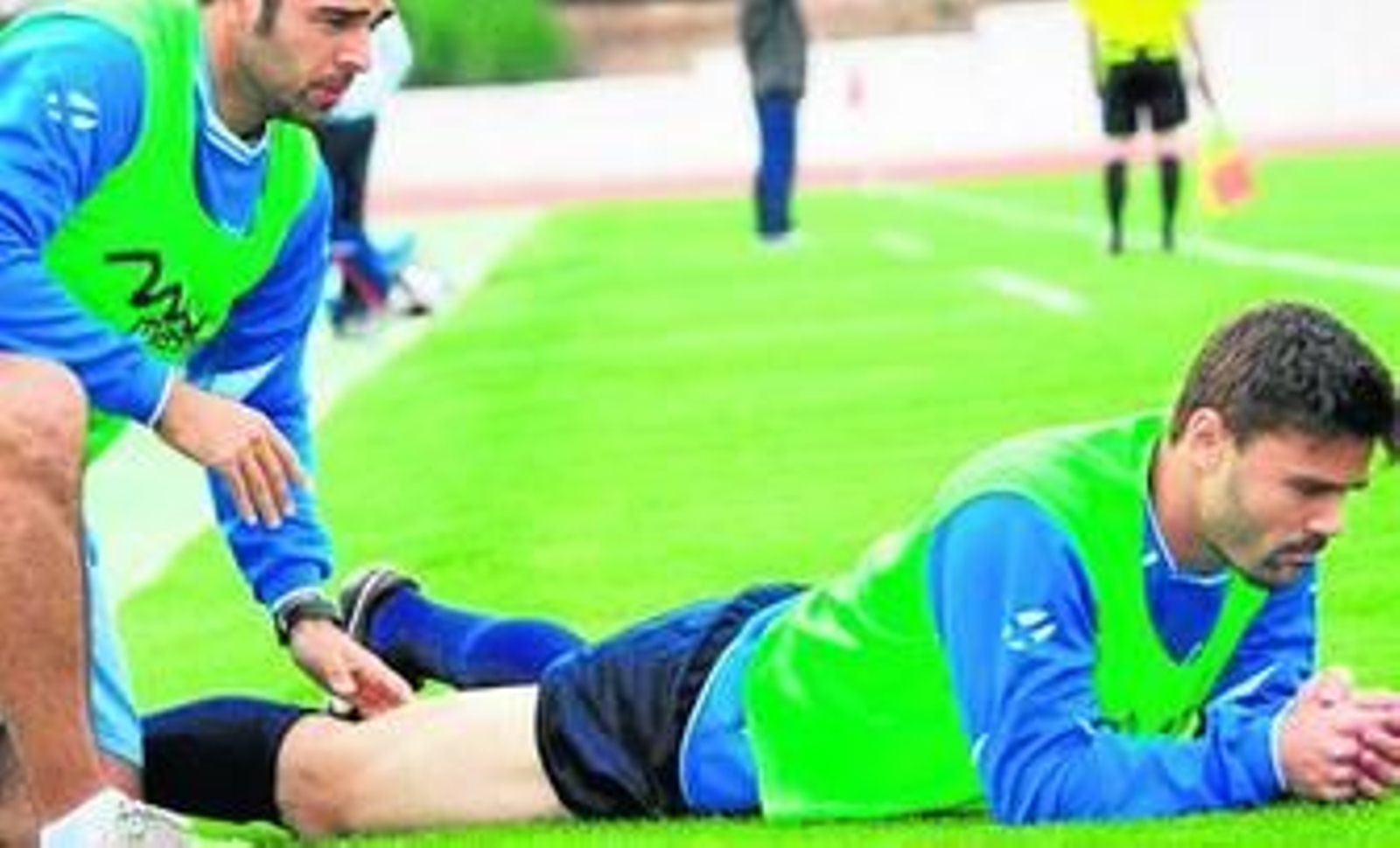 Chico recibe un masaje durante el calentamiento previo a un encuentro.