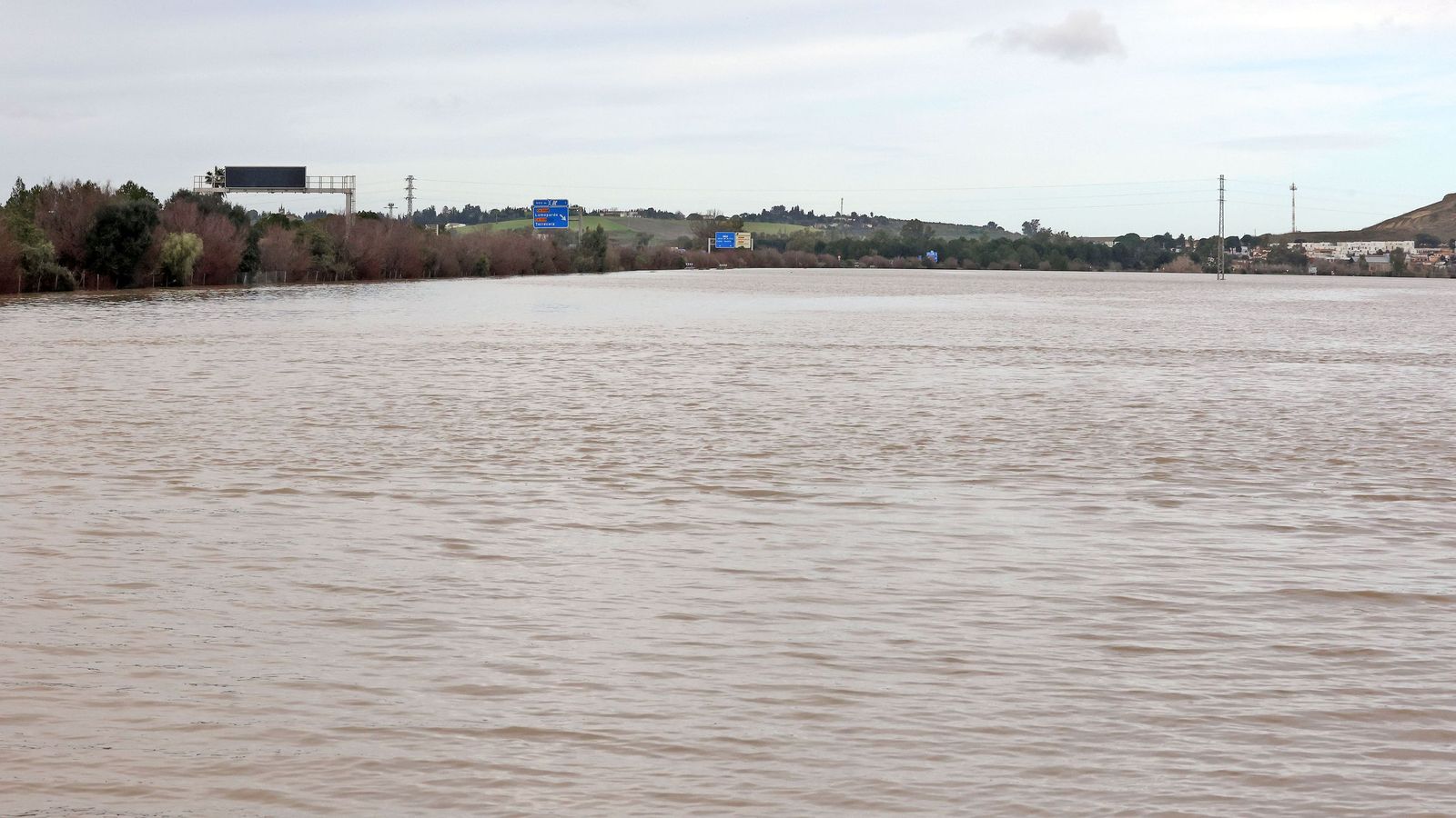 El Guadalete comienza a bajar su nivel poco a poco por la zona rural de Jerez