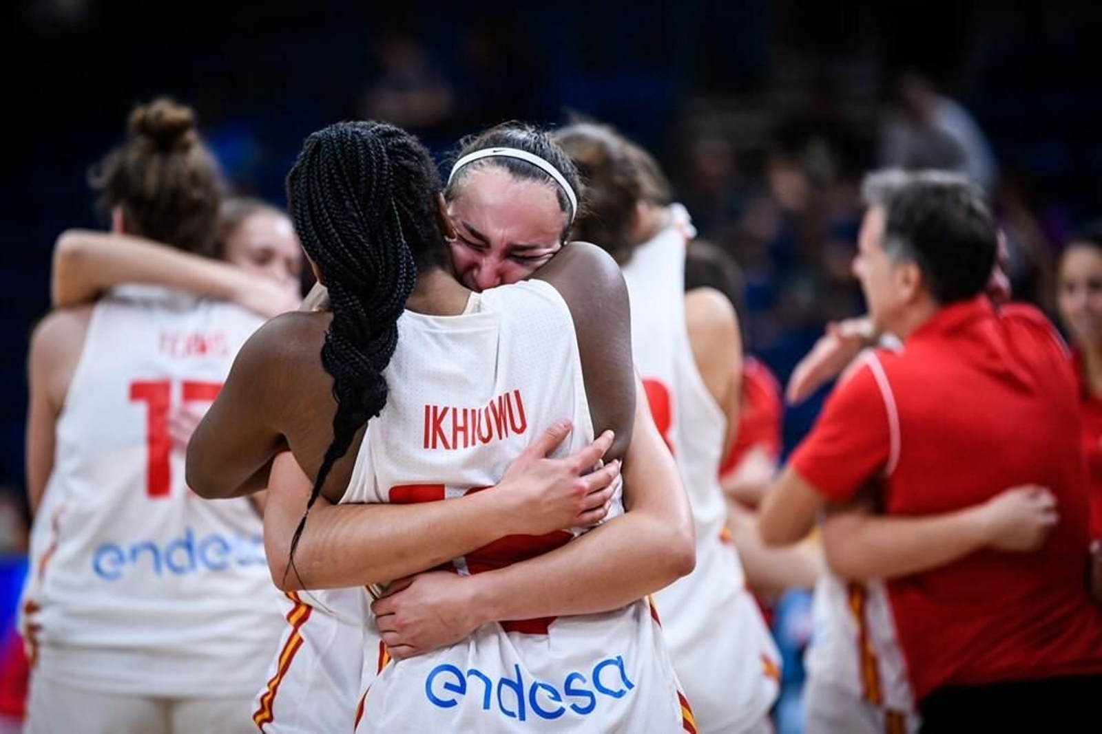 Las jugadoras de España se abrazan tras el pase a la final.