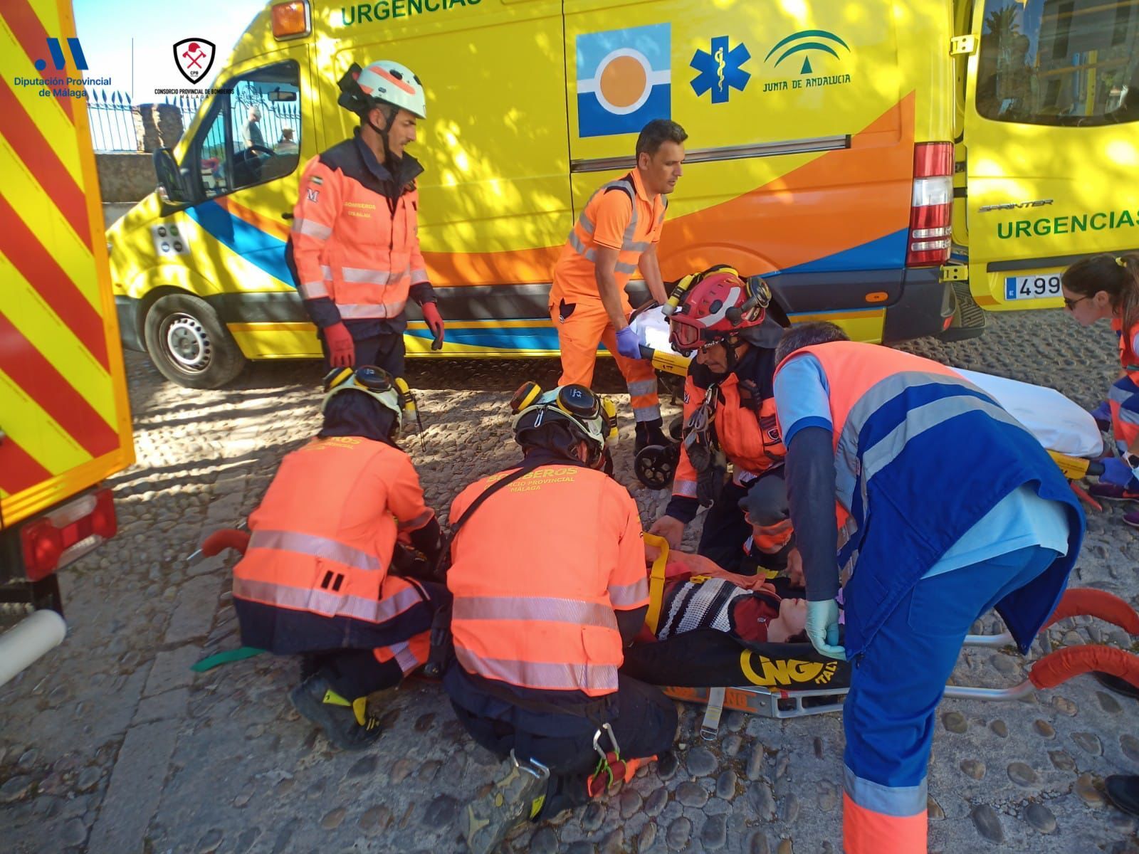 Bomberos portean a la mujer en el mirador de Ronda.