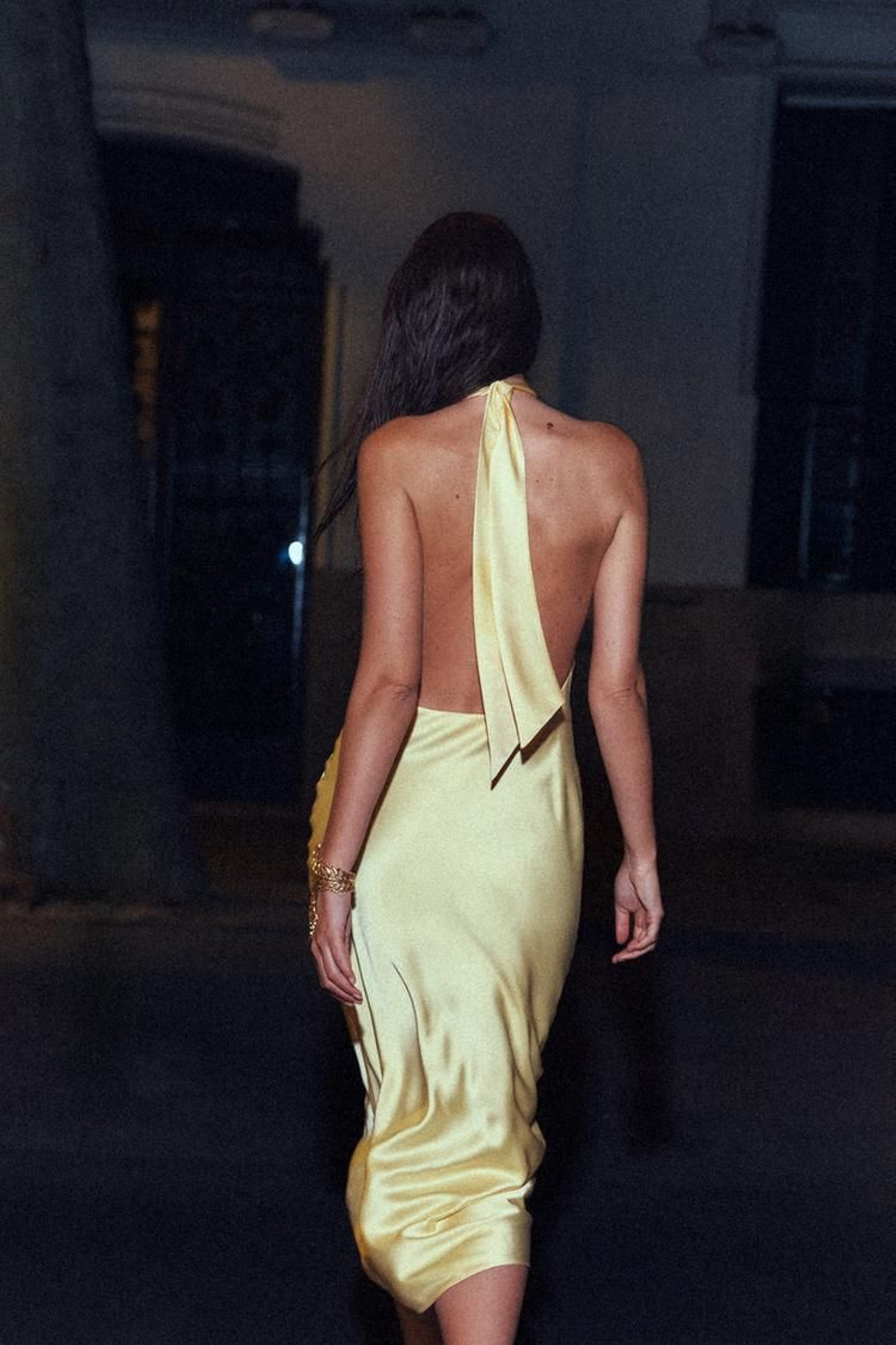 Vestido amarillo con cuello halter de Zara. Vestido amarillo con cuello halter de Zara.