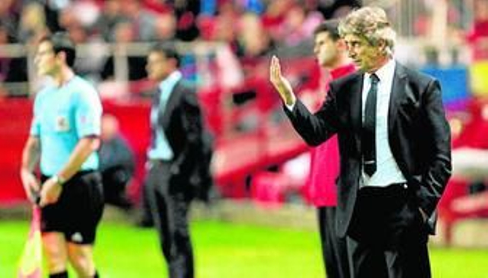 Manuel Pellegrini llama a uno de sus jugadores durante el Sevilla-Málaga de la primera vuelta.