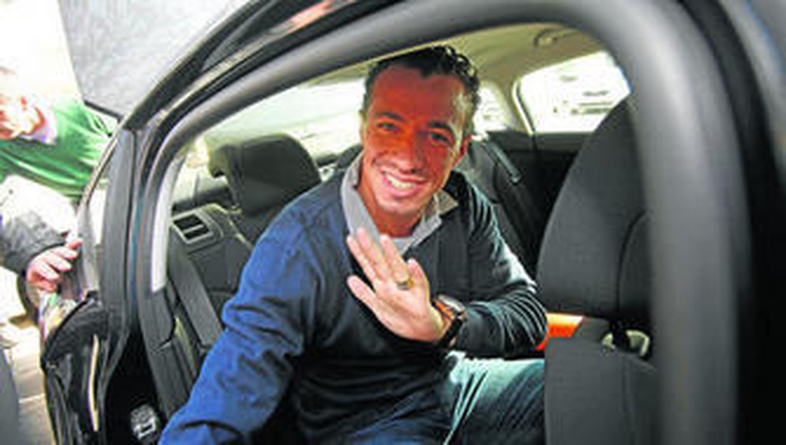 Leandro Damiao se despide de los fotógrafos tras la sesión de fotos a la que se sometió el lunes a su llegada a la estación de Santa Justa.