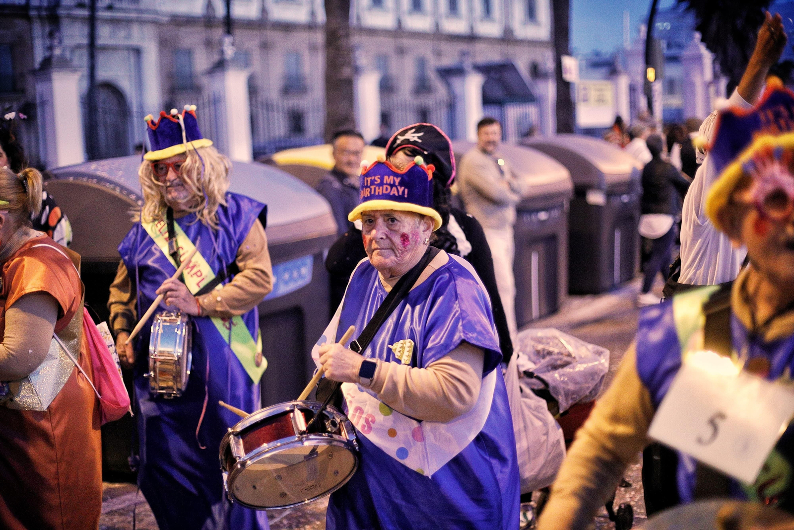Las imágenes de la divertida Cabalgata del Humor del Carnaval de Cádiz 2024