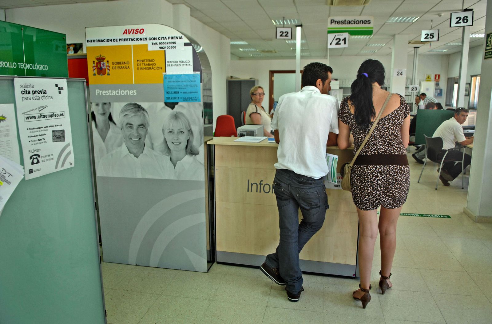 Dos personas en una oficina del Servicio Andaluz de Empleo.
