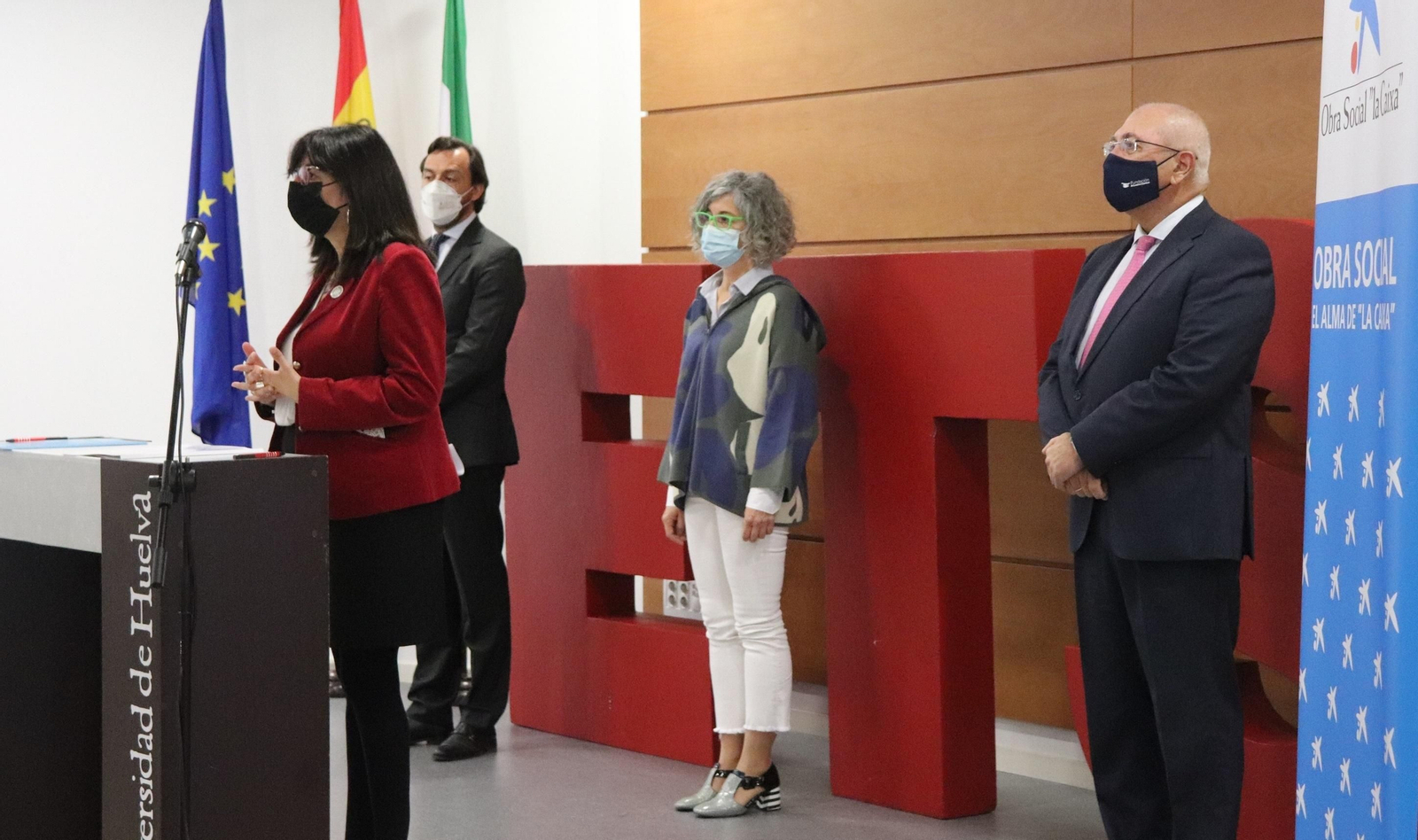 La rectora de la UHU anuncia las Becas Comedor.